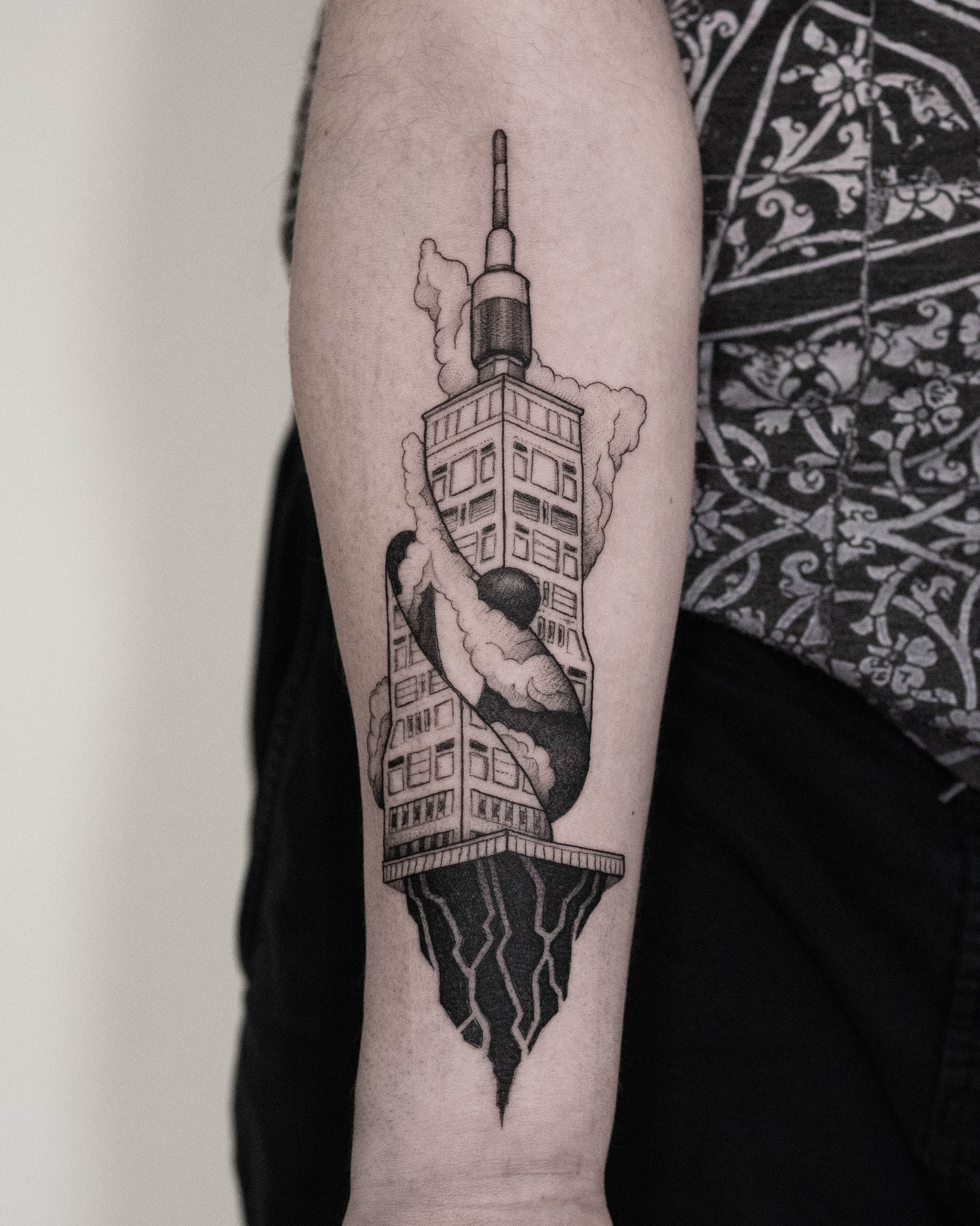 Joël wanted a tattoo that would always remind him of the wonderful summer holidays in France. His grandparents once bought a charming summer house near Mont Ventoux, which is still in the family today. At the top of this mountain stands an iconic building that serves as a weather station. Joël still goes there regularly to enjoy a good glass of wine while taking in the breathtaking views and the peaceful surroundings.
#surealtattoo #eindhoventattoo #dutchtattoo #tilburgtattoo #finelinetattoo