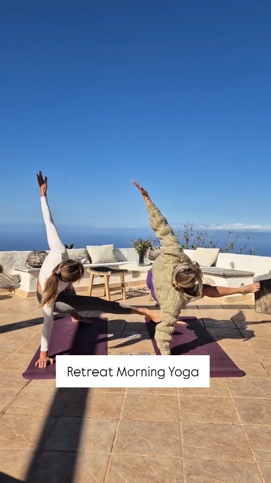 Jeden Morgen praktizieren wir zusammen Yoga, mit fabelhaften Ausblick auf das Meer. Ich genieße es sehr zusammen Sport zu machen und wenn man das, so wie hier, auch noch draußen in der Sonne machen kann, ist es gleich doppelt schön!!
Bei unseren Retreats praktizieren wir auch jeden Morgen Yoga, es stärkt Körper und Geist und ist einfach der perfekte Start in den Tag!
Zu den Yogastunden sind alle Level willkommen!
Hast du Lust hier 6 Tage, Yoga mit inspirierenden Frauen zu praktizieren und auch noch etwas über vegane und glutenfreie Ernährung zu erfahren?
Dann komm doch zu unserem Mindful Food & Yoga Retreat vom 25.04. bis 30.04.2026!
#yogaretreatteneriffa #soulfood #yogaliebe