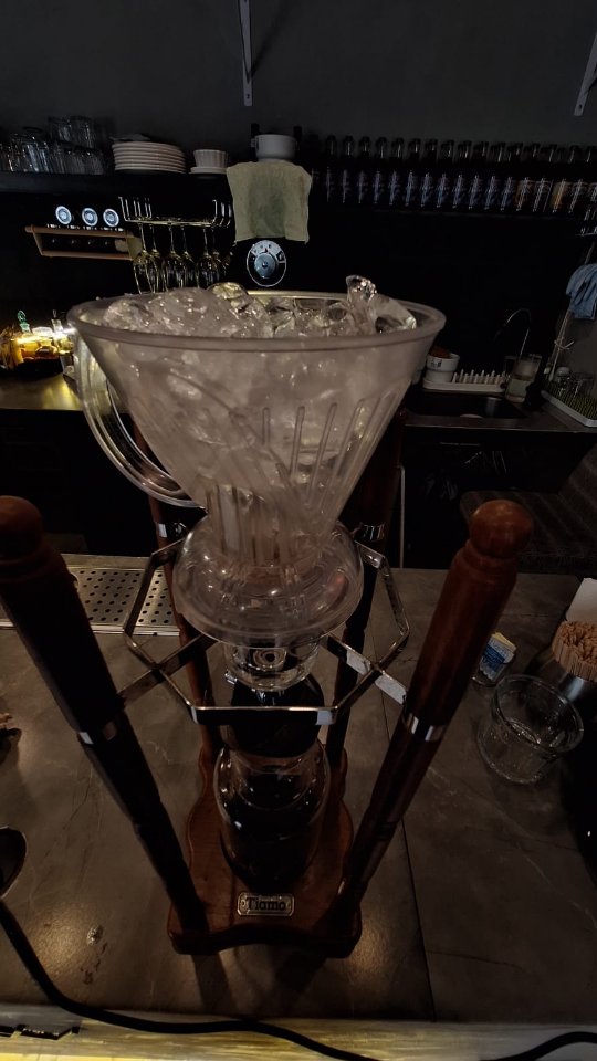 El tiempo hace magia en Boox Brew ☕✨
Nuestro Cold Brew se crea gota a gota, durante horas, con café de Veracruz de tueste medio y sutiles notas a chocolate.
El resultado: una bebida suave, refrescante y con un perfil limpio que invita a disfrutar cada sorbo sin prisa.
Aquí no corremos, dejamos que el café hable.
Ven y vive la experiencia. 🖤