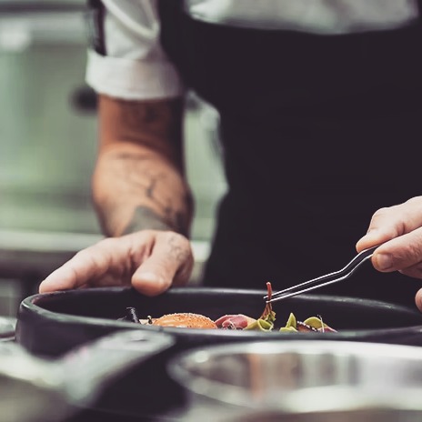 Kulinarik wird zum strategischen Ausgangspunkt für Hospitality-Marken. Dieser Wandel eröffnet Chancen für differenzierte Positionierung, höhere Gästebindung und neue Umsatzquellen. Mehr dazu: https://wix.to/GffuewG
#hospitalityrealestate #fandbconcept #gastronomietrends #Hospitality #recipeforconcept #restaurantconcept #hotelfandb #hotelrestaurant