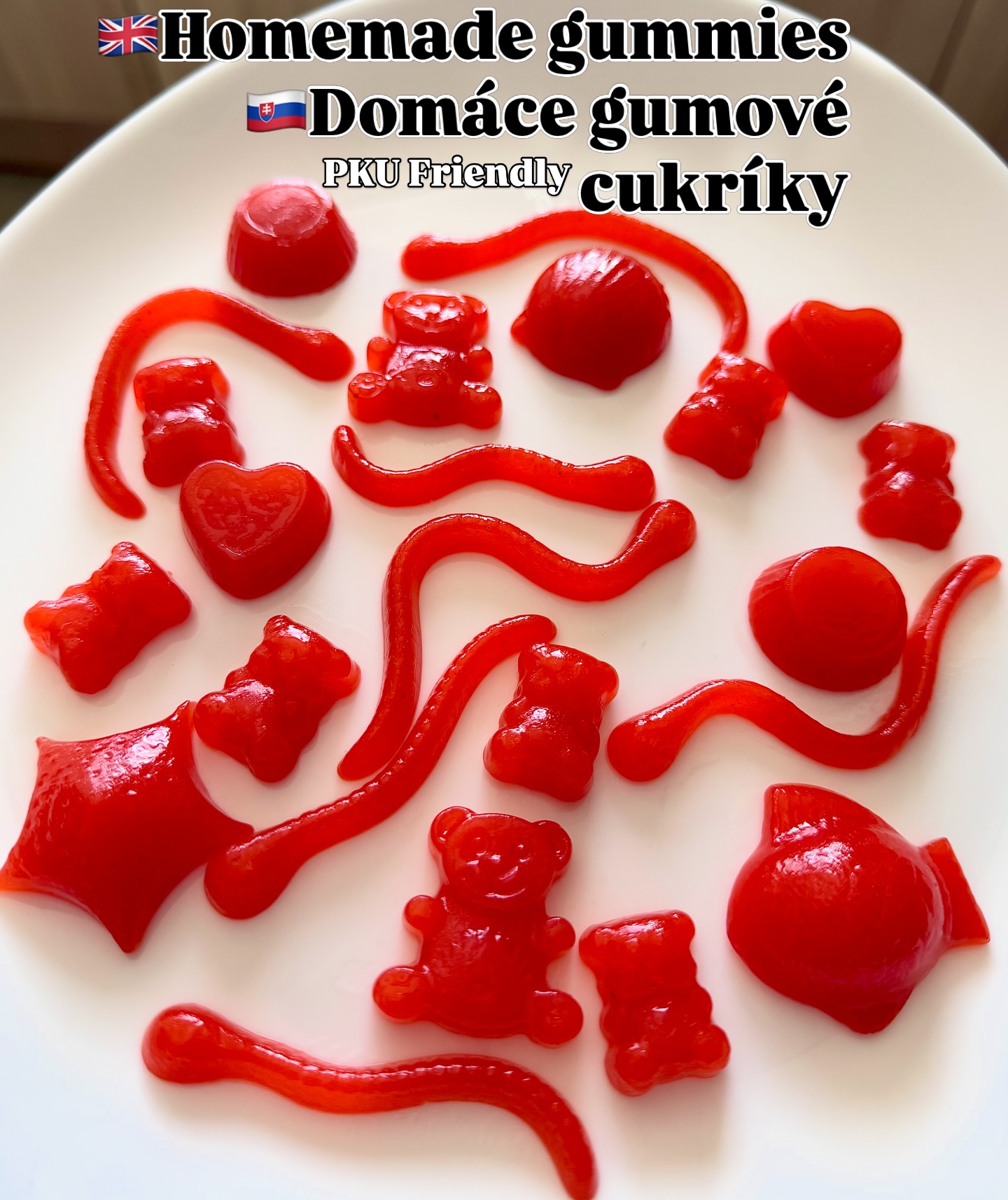 PKU Domáce gumové cukríky🧸 🍓
Dnes sme mali s Vanesou srandu v kuchyni 🙂
Prvýkrát som skúšala tieto domáce ovocné gumové cukríky a veľmi ju potešili.
Agar-agar im dáva jemnú, mierne krehkú textúru, takže vyberať z formy treba opatrne.
Už ste skúšali domáce gumi cukríky? Ak nie-
Recept nájdeš v slajdoch 🍓😍💕
–––
Vegan & PKU friendly gummies 🍓🧸
We had some fun in the kitchen with Vanesa today 🙂
It was my first time making these homemade fruit gummies and she loved them.
Agar-agar gives them a delicate, slightly fragile texture, so it’s important to remove them carefully from the molds.
Have you tried to make homemade gummy candies? If not- Recipe in the slides 🍓💕😍
#vegan #gummies #agaragar #pku #gummybears