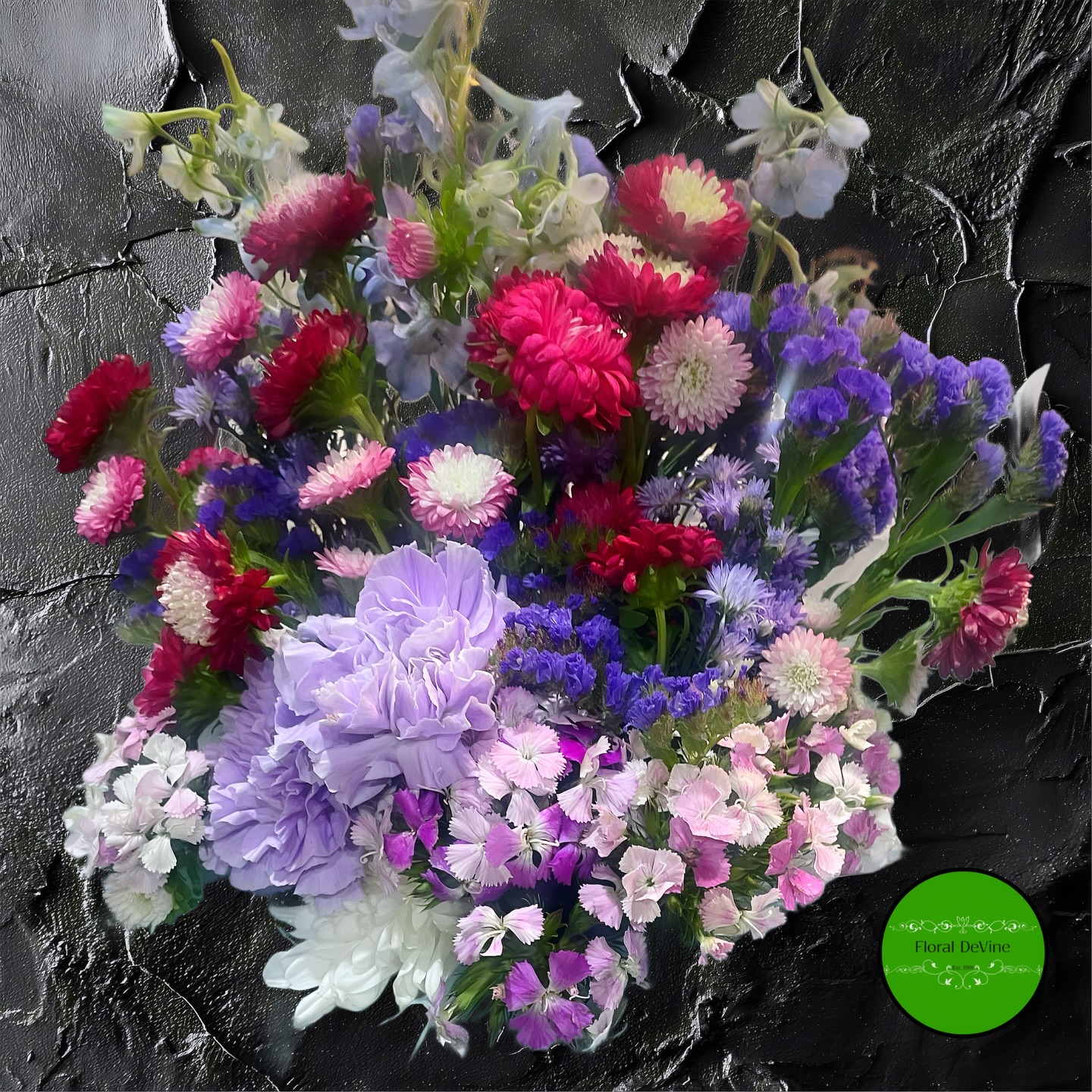 Elegance in simplicity! 🌷🖤 This bouquet is a perfect reminder that beauty can thrive in any setting. What’s your favorite flower? #FlowerBouquet #instaflowers☘️ #FloralVibes