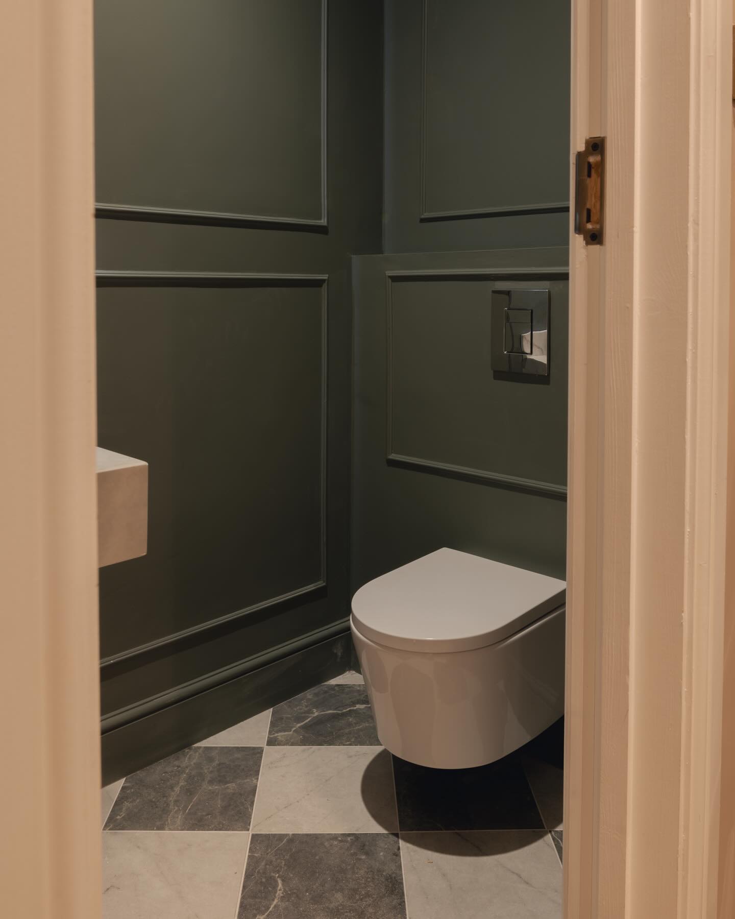 The cloakroom design at our Royal Tunbridge Wells project.
Wall panelling, a bespoke countertop basin stand finished in quartz, and a marble chequered floor tile to bring the space together. Small details, but all part of the overall finish of the house.
SOHO Developments | High-end builds & Refurbishments