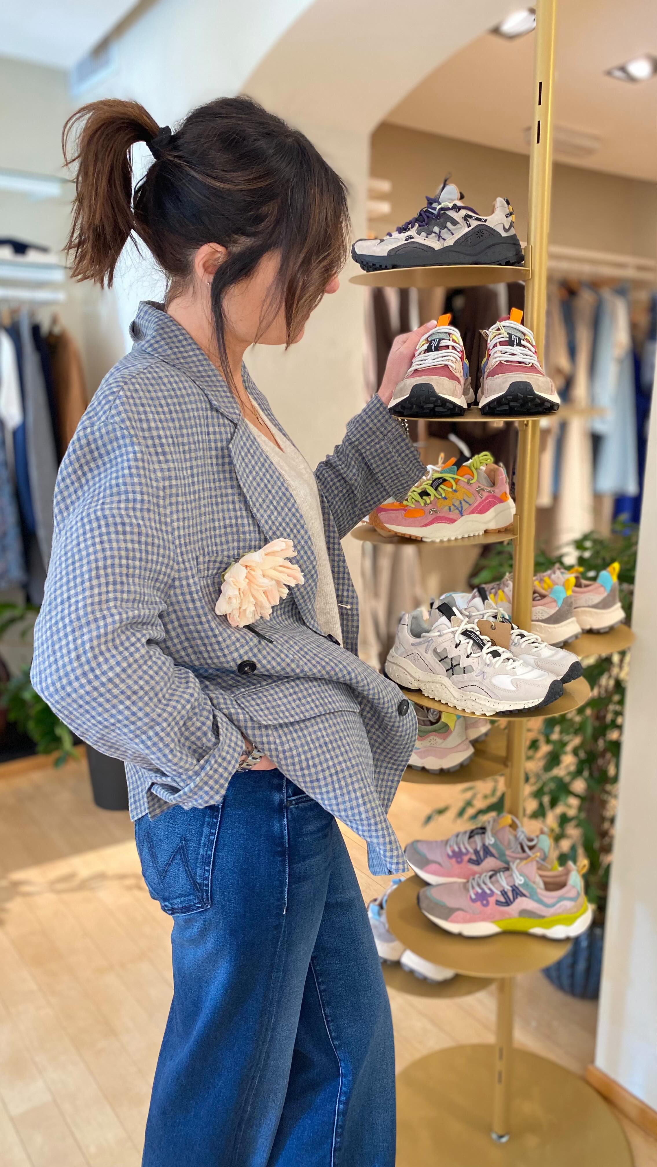 Eccole, come vi avevo anticipato nelle storie!
Design giapponese, marchio italiano, ovviamente parliamo delle nostre amate @flowermountain_official 🌸🌼🌺
Yamano 3 tecnica €230
Yamano 3 canvas €239
Yamano Bushi €239
Yamano 3 fiori €229
#flowermountain #sneakers #sneakersdonna #abbigliamentodonna #bogliasco