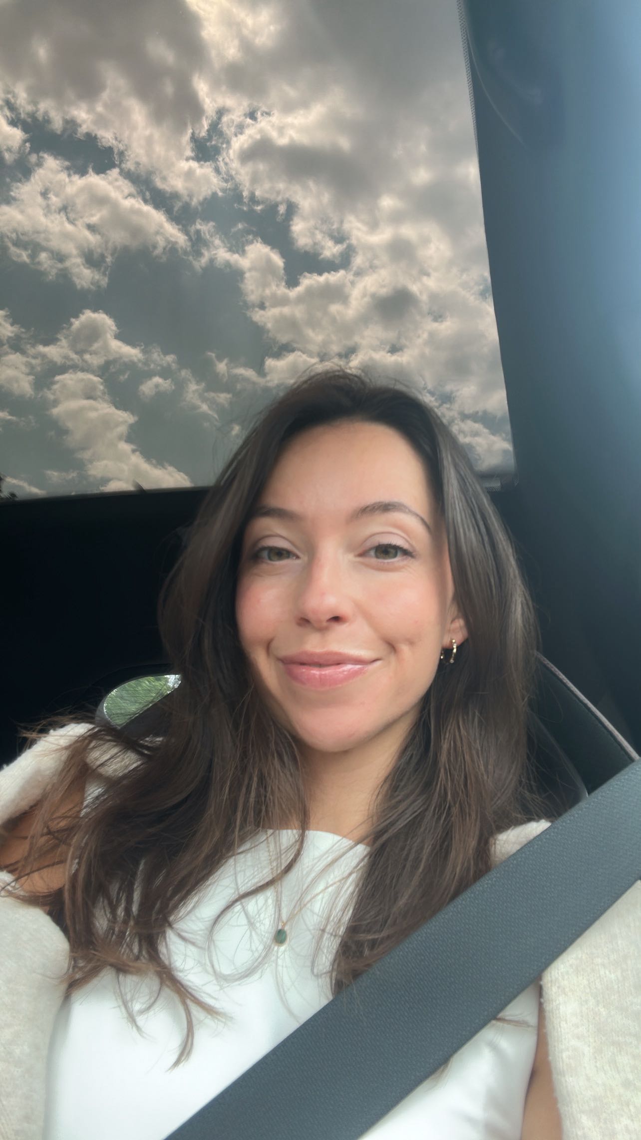 Du wünschst dir eigentlich im Innern eine wundervolle Partnerschaft, in der du dich gesehen, begehrt und geschätzt fühlst 🌶️❤️🔥 und gleichzeitig beschwerst du dich immer wieder, wie anstrengend Männer sind: „Sie sind halt so.”
Genau hier beginnt etwas, das wir häufig unterschätzen: Deine innere Haltung wirkt – auch dann, wenn sie sich nur in Gedanken oder kleinen Kommentaren zeigt. Und übersehen dabei, wie das wirkt … 🥀
Genauso wenig, wie wir Frauen alle gleich sind, sind es Männer. Ein Mann spürt, ob er innerlich willkommen ist. Oder ob ihm bereits mit Skepsis oder Widerstand begegnet wird.
Dreh es einmal um: Würdest du dich zu einem Mann hingezogen fühlen, der ständig denkt, dass Frauen zu viel wollen, zu emotional oder einfach mühsam sind? Und alle gleich sind? Wahrscheinlich nicht.
Unsere Beziehung zum Männlichen – kollektiv wie persönlich – formt das, was wir anziehen. Nicht durch Worte, sondern durch unsere innere Haltung.
🌶️ Folge mir @fabiennebreu_ für mehr Inhalte rund um nährende Partnerschaft und ein Leben, das sich juicy anfühlt.