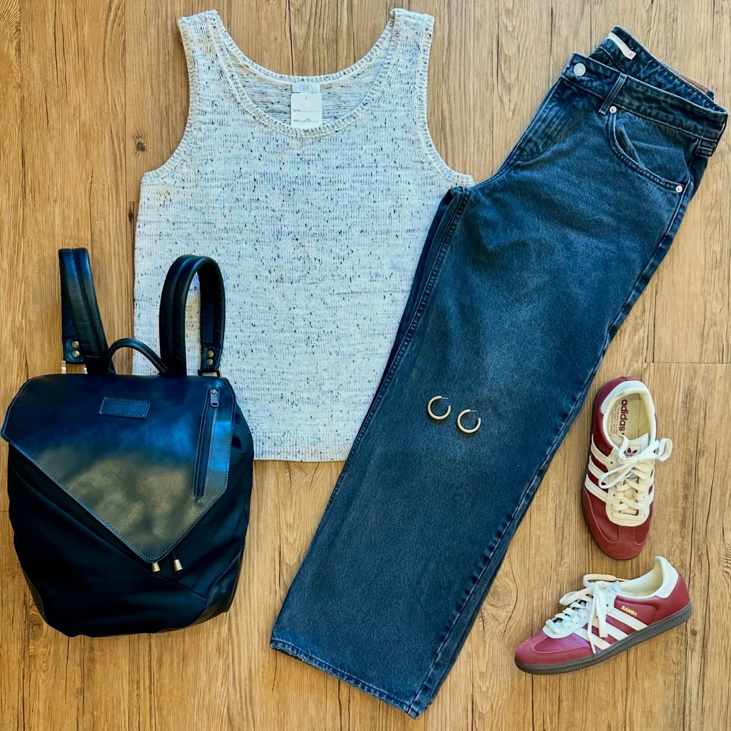 Year round staples. 🌿🍂
The details:
JJill knit top sz M, $23
Levi’s Premium ‘Low Loose’ jeans
(dark grey)sz 30, $32
Adidas Samba sneakers sz 8.5, $36
Looptworks Portland limited edition
leather/nylon backpack, $44
Earrings, $16