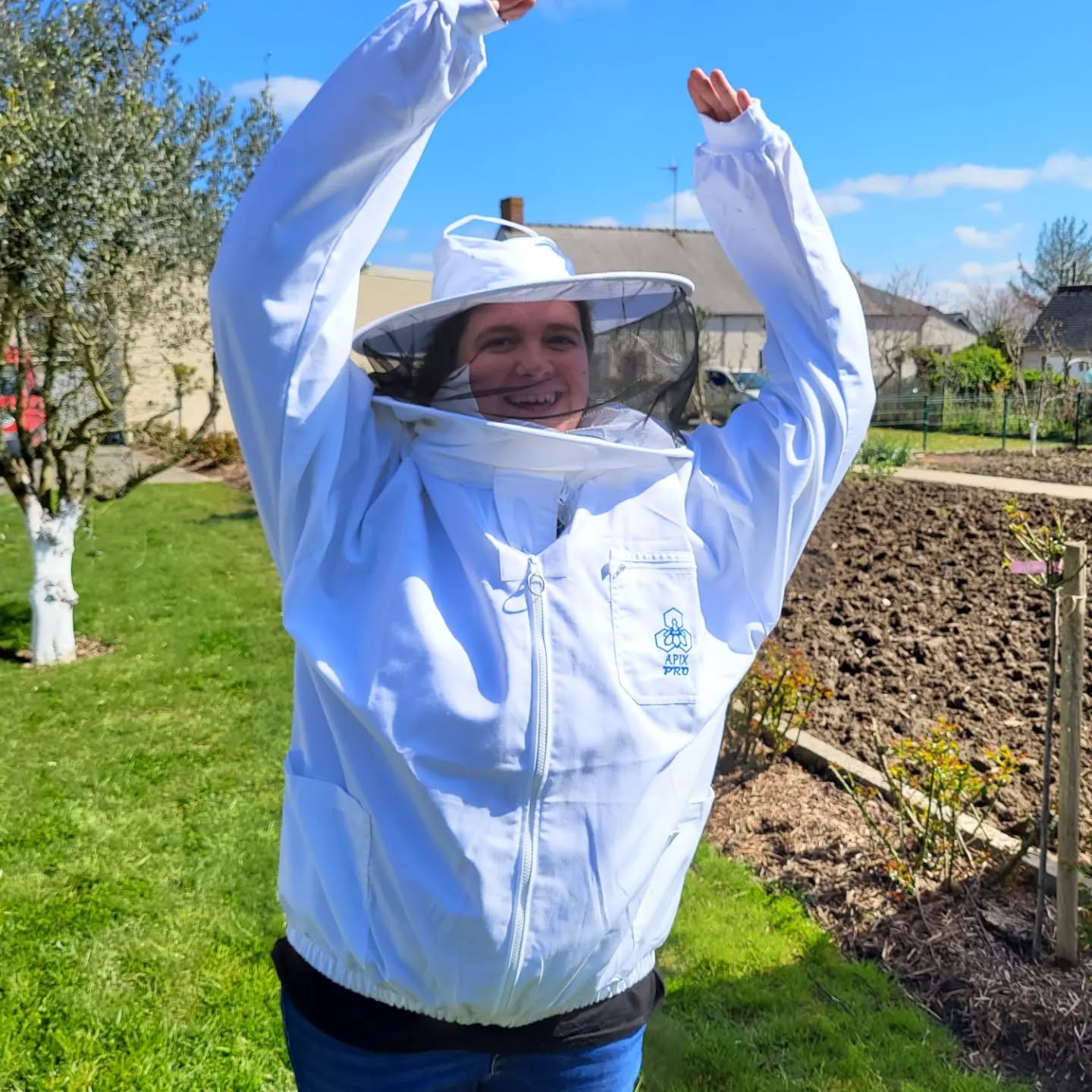 Réhausse des ruches
#bzzz
#miel
#familybuisness