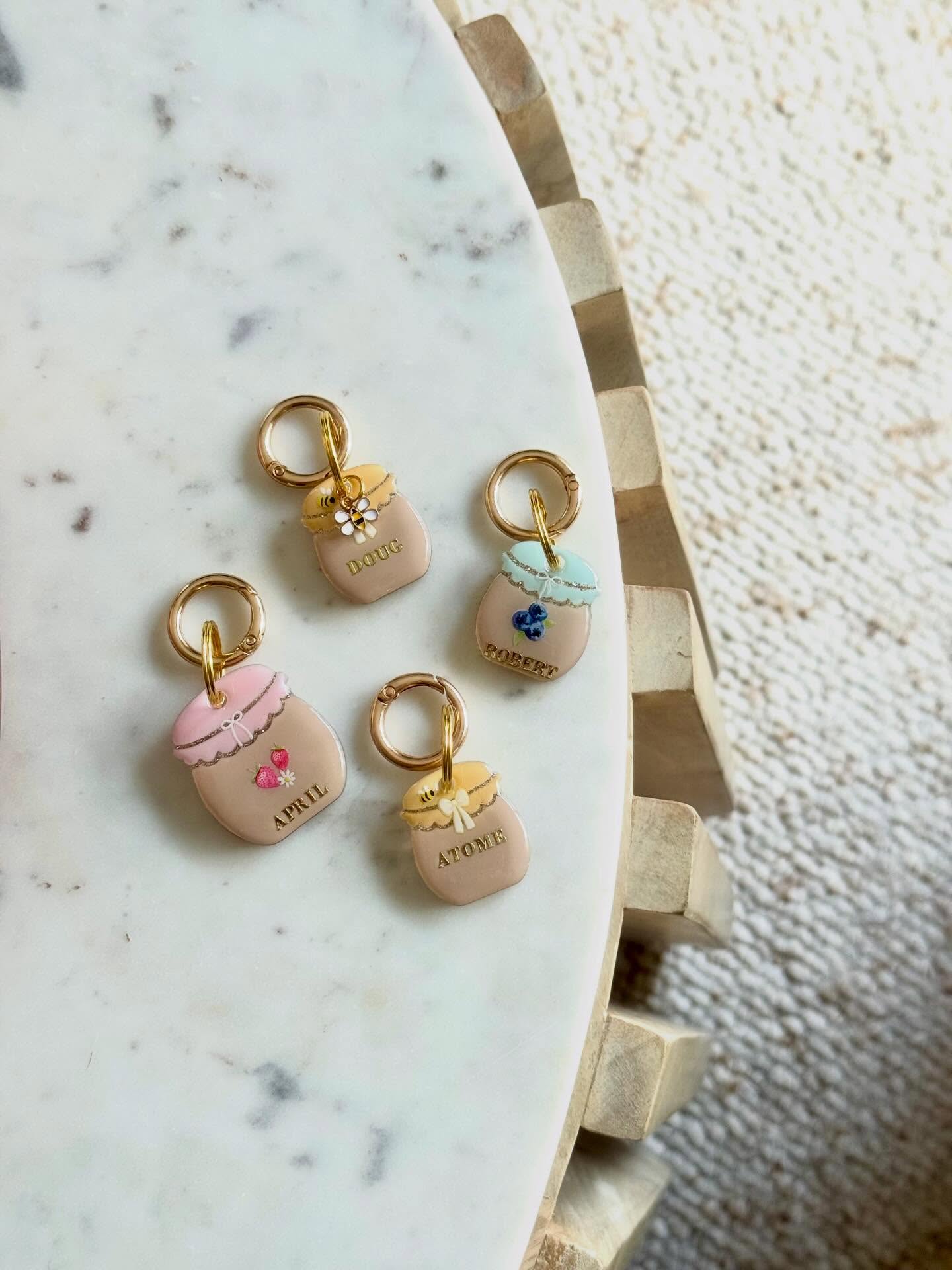 NEW 👀✨
Le petit pot de confiture ou de miel, 🍯 🫐🍓
#medaillechien #accessoirechien #dogofinstagram #petaccessories #dogaccesories