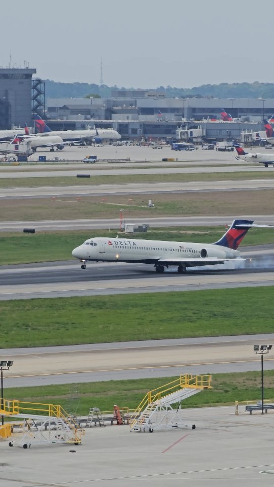 Landing with a little hop, a Boeing 717 touches down in Atlanta and deploys the reverse thrust buckets.
.
🏷 #boeing717 #boeing717lovers #md95 #maddogseries #atlairport