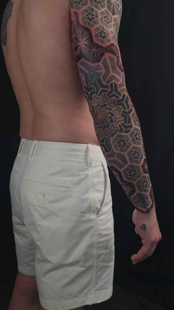 Geometric dotwork full sleeve tattoo for ma man @longevitycoaching101
In this video we had some fresh patterns in the inner upper arm and some fresh drop shadows, everything else healed. Will take some pictures of the healed project soon.
Geometric dotwork tattoos Oakland California bay area
Done at @futureink.co
.
.
.
.
.
#geometrictattoohunter #geometrictattoo #dotworktattoo #bayareatattoo #californiatattoo