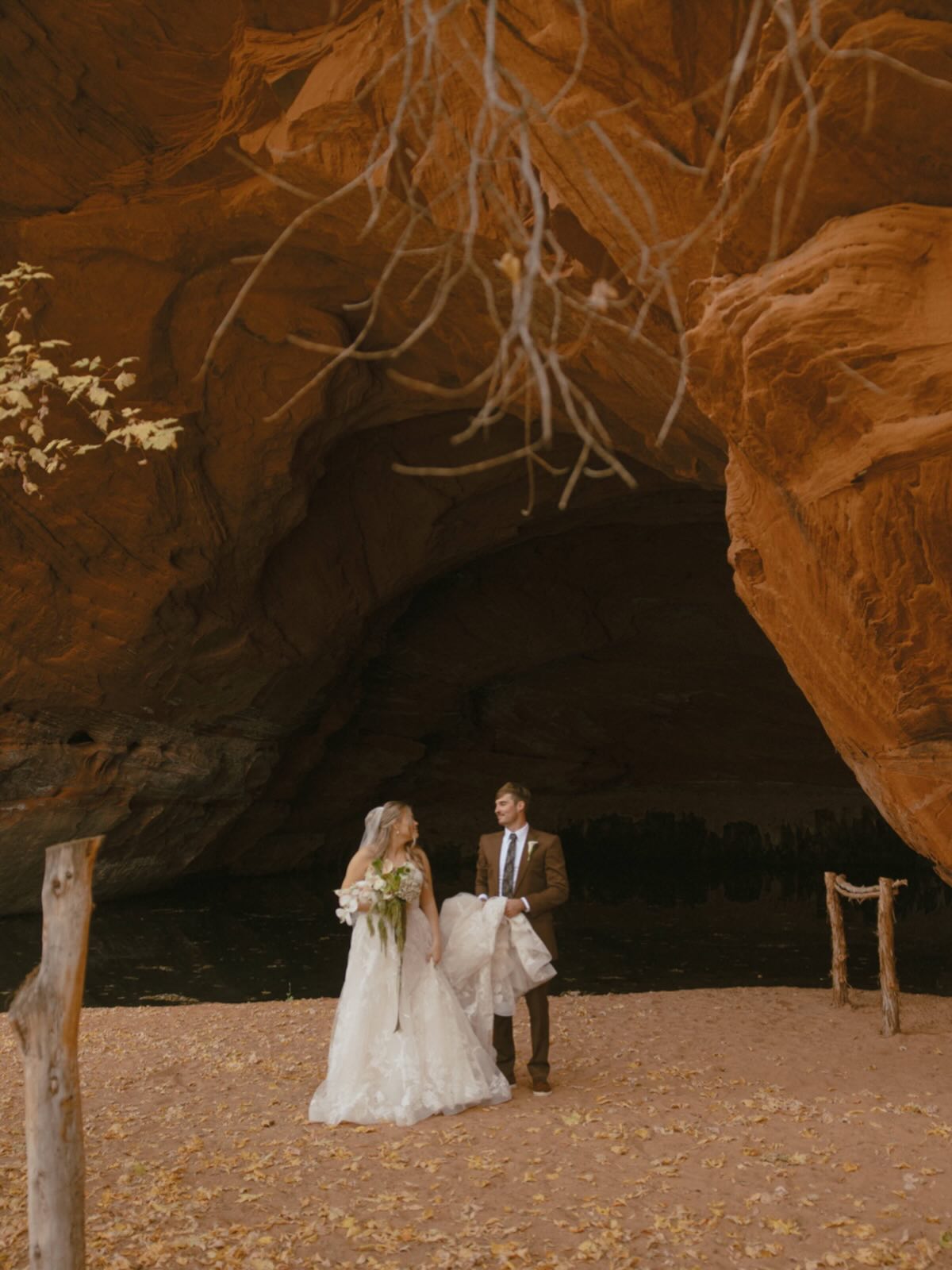 Too beautiful for words! Speechless 🤌🏻
.
.
Venue: @cavelakescanyon
Photo: @taymayesphoto
Design+Decor+Florals: @poppylaneevents_st.george
Planning: @poppylaneevents_st.george
.
.
#wedding #southernutahweddingplanner #brideandgroom #zionwedding #kanabwedding