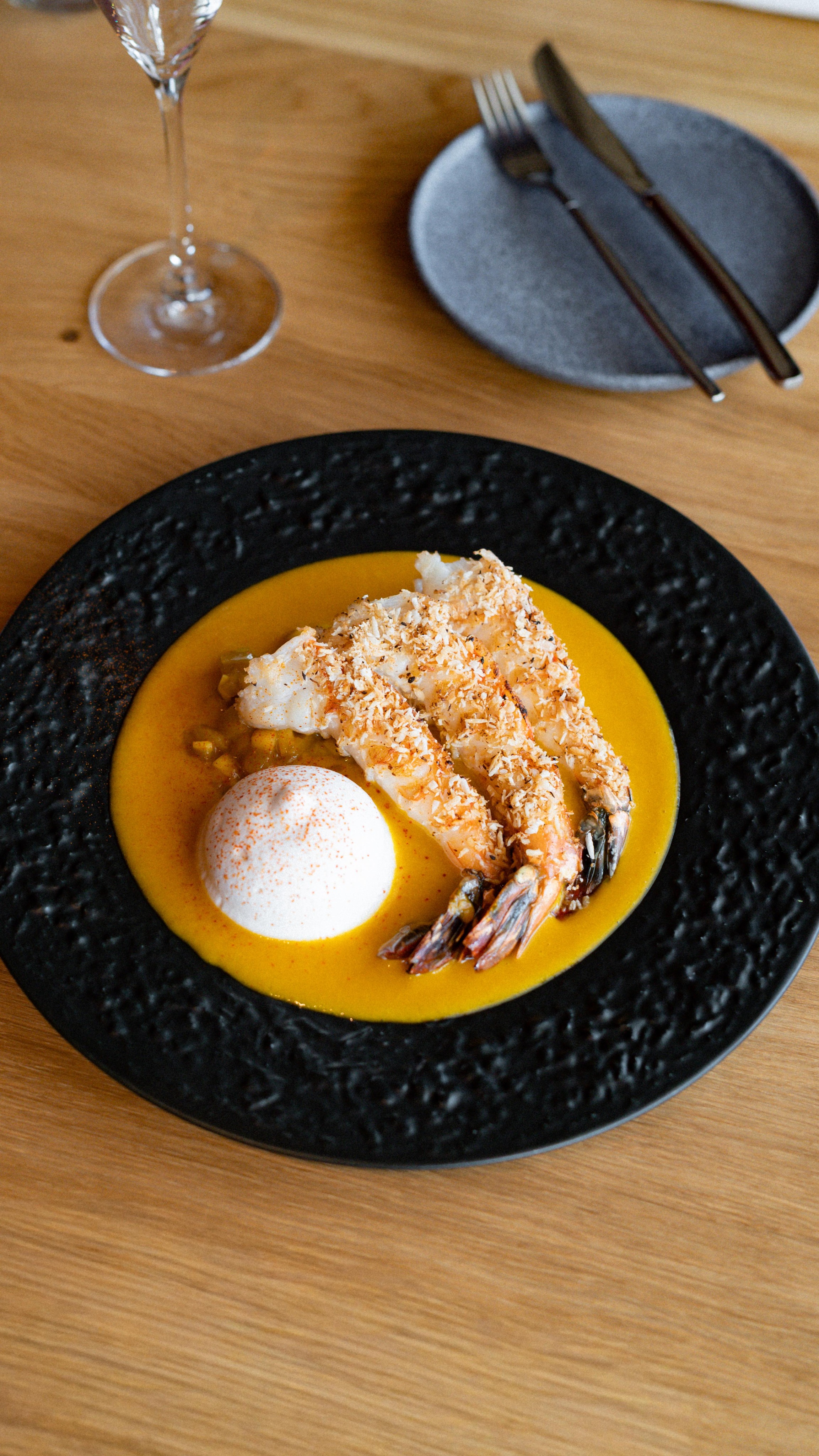 Krevety & Mango 🍤🥭 další z velmi oblíbených novinek.
~ krevety grilované na Kasai, citrusový glaze, mangové kari, mangový tatarák, kokosová espuma, chilli prach.
STONE kolekce od @g.benedikt_1882