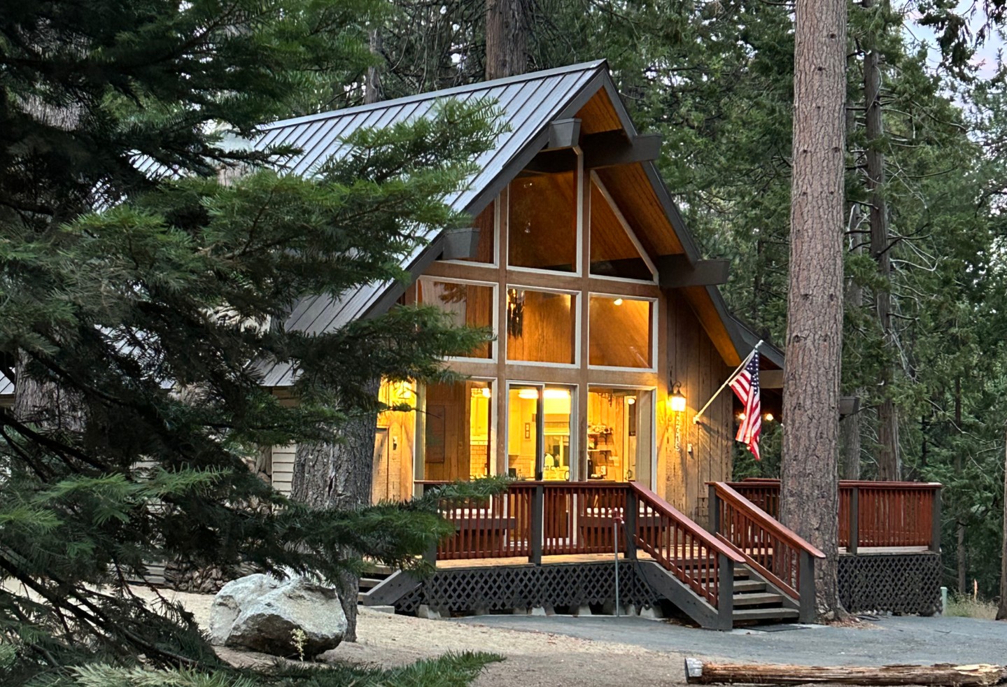 Elderberry + Blue Jay means two cabins on one lot, fire pits, hot tub, and pup-friendly fun. 🔥🐶 The perfect setup for gathering together while still having room to spread out.
www.thecabinhost.com
#Elderberry #BlueJay #TheCabinHost #ShaverLake #DogFriendlyCabin #CabinLife