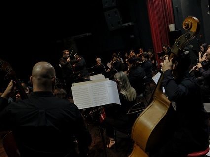 No I Concerto da Série Relicário, a Orquestra Sinfônica de Limeira conduziu o público por um diálogo entre a tradição europeia e a música brasileira, em um programa que uniu a força de Camille Saint-Saëns e Alexandre Guilmant à identidade de Carlos Gomes e Francisco Mignone.
Agradecemos ao público que esteve presente e aos solistas Adriana Bueno, Samuel Lima e Arthur Delourence, que tornaram essa noite ainda mais especial com sua entrega e musicalidade.
Seguimos celebrando a música como memória, encontro e expressão viva. #OSLI2026
📸 Fotos: @pedrotorninho