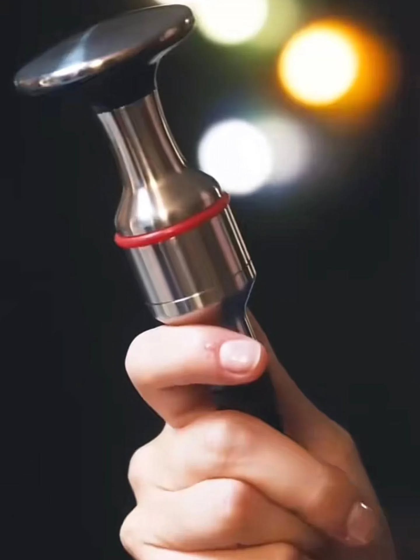 💫𝗖𝗢𝗦𝗔 𝗧𝗥𝗢𝗩𝗘𝗥𝗔𝗜 𝗡𝗘𝗟𝗟'𝗛𝗔𝗜𝗥 𝗦𝗣𝗔 𝗥𝗘𝗩𝗜𝗧𝗔?
Avrai a disposizione la tecnologia Spa Garçon!
Il manipolo Relax/Comfort Head del sistema Spa Garçon è progettato per intervenire sulle tensioni del cuoio capelluto, una condizione particolarmente frequente nella cute maschile.
Nell’uomo, stress, contratture muscolari e rigidità della cute possono compromettere la microcircolazione, riducendo l’apporto di ossigeno e nutrienti al bulbo pilifero.
Questo può contribuire nel tempo a diradamento e maggiore predisposizione alla calvizie.
🌿Grazie a una stimolazione massaggiante continua e controllata, il manipolo rilassante:
▪︎Distende le tensioni superficiali
▪︎Riattiva il microcircolo cutaneo
▪︎Migliora l’ossigenazione del bulbo
🌿Il risultato è una cute più elastica, ossigenata e ricettiva ai trattamenti, creando le condizioni ideali per capelli più forti, sani e resistenti. 💆♂️
Presto a #Castelleone
#RevitaHairSpa #tricologia #CadutaCapelliuomo #tricovitaparrucchieri