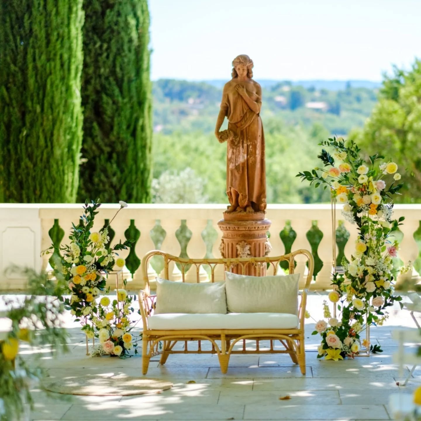 Le printemps est arrivé tellement vite que mes publications sur Instagram n’ont pas eu le temps de suivre… j'avais gardé cette photo dans mon téléphone depuis septembre 2025 pour le 21 mars.
Mais tout vient à point à qui sait attendre.
Maintenant, tout s’accélère : les plannings se remplissent, les listes s’allongent, les détails se précisent. C’est déjà la dernière ligne droite pour préparer les mariages de cet été.
Chaque projet devient concret. Plus réel. Plus intense.
Vous aussi vous avez hâte ?