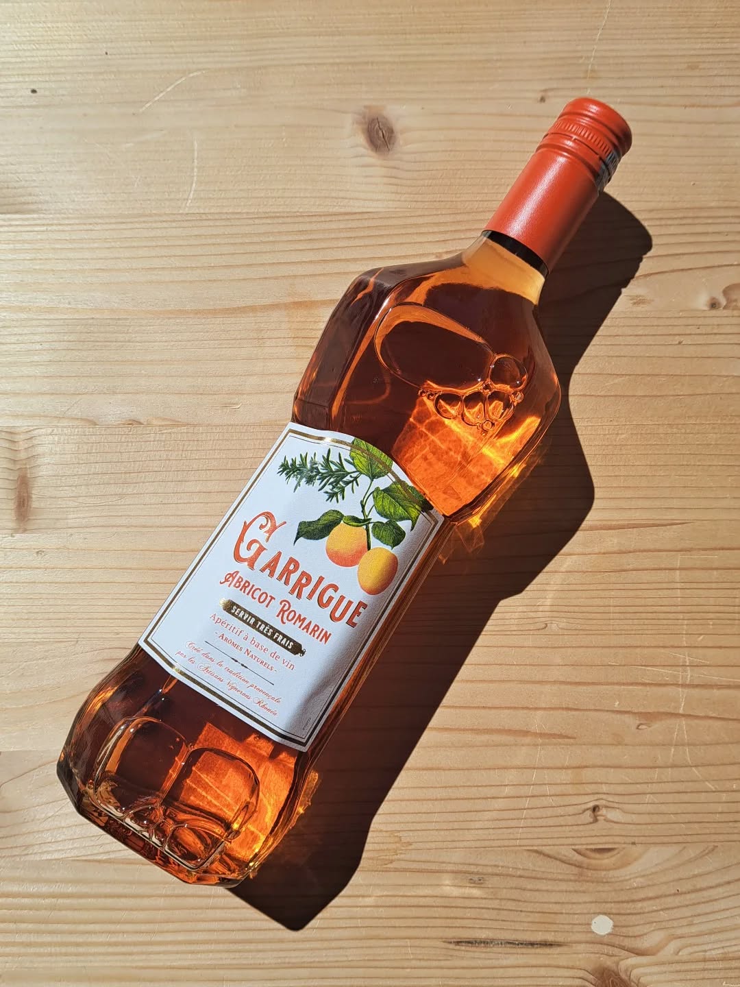 | Apéritif |
Découvrez Garrigue ☀️ Une nouveauté arrivée du Sud selon la tradition provençale.
Garrigue c'est un apéritif à base de vin,
C'est l'élégance du Muscat Petit Grain qui rencontre la fraîcheur du romarin et la douceur de l'abricot 🍑
Un jolie base cocktail pour sublimer vos apéritifs 😎 À rallonger avec un Crémant (ou autre mousseux) et/ou un tonic (ou une eau pétillante)
Servir très frais ! 🧊
L'abus d'alcool est dangereux pour la santé, à consommer avec modération.
#aperitif #caviste #digoin #saoneetloire