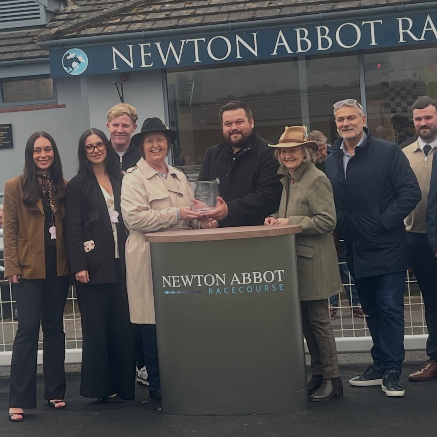 Striking A Pose wins today @newtonabbotraces for Simon, Geoff, Chrissie and Lou 👏🏻 Ridden by @freddiegingell11
@coralofficial
@dodsonhorrell