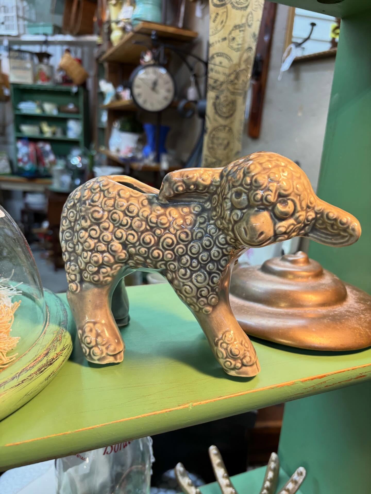 Made it to Pipe Creek Mercantile today to add a few things to my booth! #junkismylife #vintagepicnicbaskets #vintagetins #welcomehomevintagetour #vintagedecortour