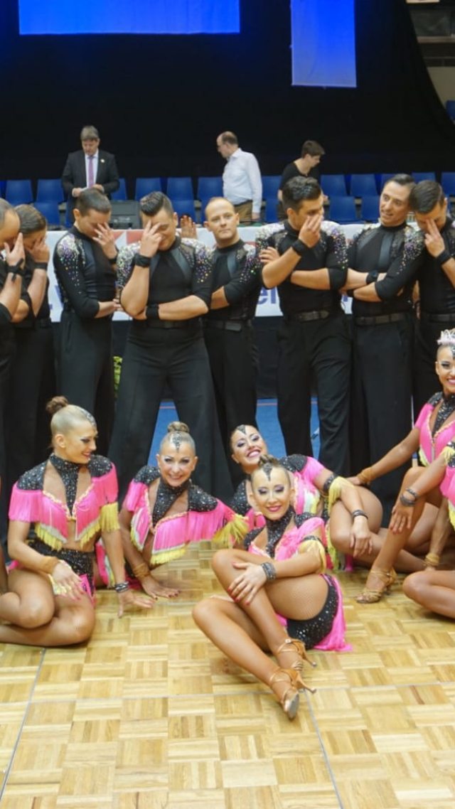 Stolz auf unser B-Team! 🩵🩷💛
Was für eine starke Entwicklung:
Nach einem etwas holprigen Saisonstart hat sich unser B-Team gemeinsam zurückgekämpft, sich kontinuierlich gesteigert und am Ende einen hervorragenden 6. Platz in der 2. Bundesliga gesichert. Wir sind super stolz auf eure Leistung und euren Teamgeist!
Jetzt richten wir den Blick nach vorne:
Die Vorbereitungen für die neue Saison mit der Choreografie „Electric Love“ laufen bereits auf Hochtouren. Am kommenden Montag steht unser letztes Probetraining an und wir freuen uns auf alle, die dabei sind! ⚡️
Falls ihr bisher noch keine Zeit hattet oder euch der Termin am Montag nicht passt, ist das kein Problem: Schreibt uns einfach eine DM und wir finden gemeinsam eine Lösung.
Wir freuen uns auf euch und die neue Saison!
@lleniib @svengehring98 @arminschaerfer @stefan_remarc
#bietigheim #2bundesliga #bteam #electriclove #dance