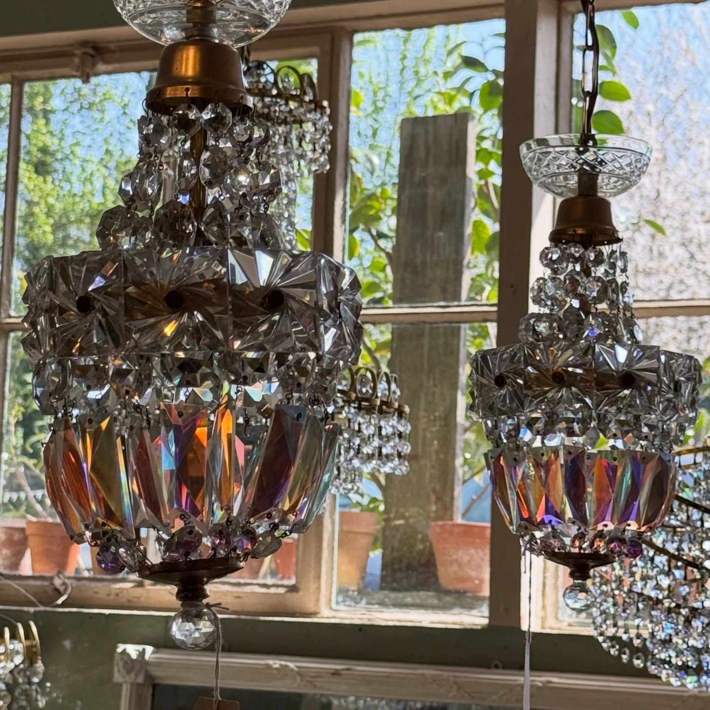 If you love the dazzling sparkle of chandeliers and the magic they bring to a space, you’ll want to see this…
@heron.houseinteriors has moved to a bigger pitch just across the room. The chandeliers here catch the sunlight perfectly, casting a stunning shower of rainbows throughout the space.
Alongside the sparkle, you’ll find a gorgeous collection of furniture and fresh new stock waiting to be discovered.
More space. More treasures and a lot more sparkle!
Open 10-4 Monday to Saturday
#theantiquevillagedevon #devon #devonantiques #antiquesdevon #antiquehome antiquefurniture victorianfurniture antiquecollector antiquedecor chandelier interiors
AntiquesShopping antiquedealersofinstagram interiordesign vintagefurniture antiques vintage vintagefinds antiquefinds vintageshop antiqueshop