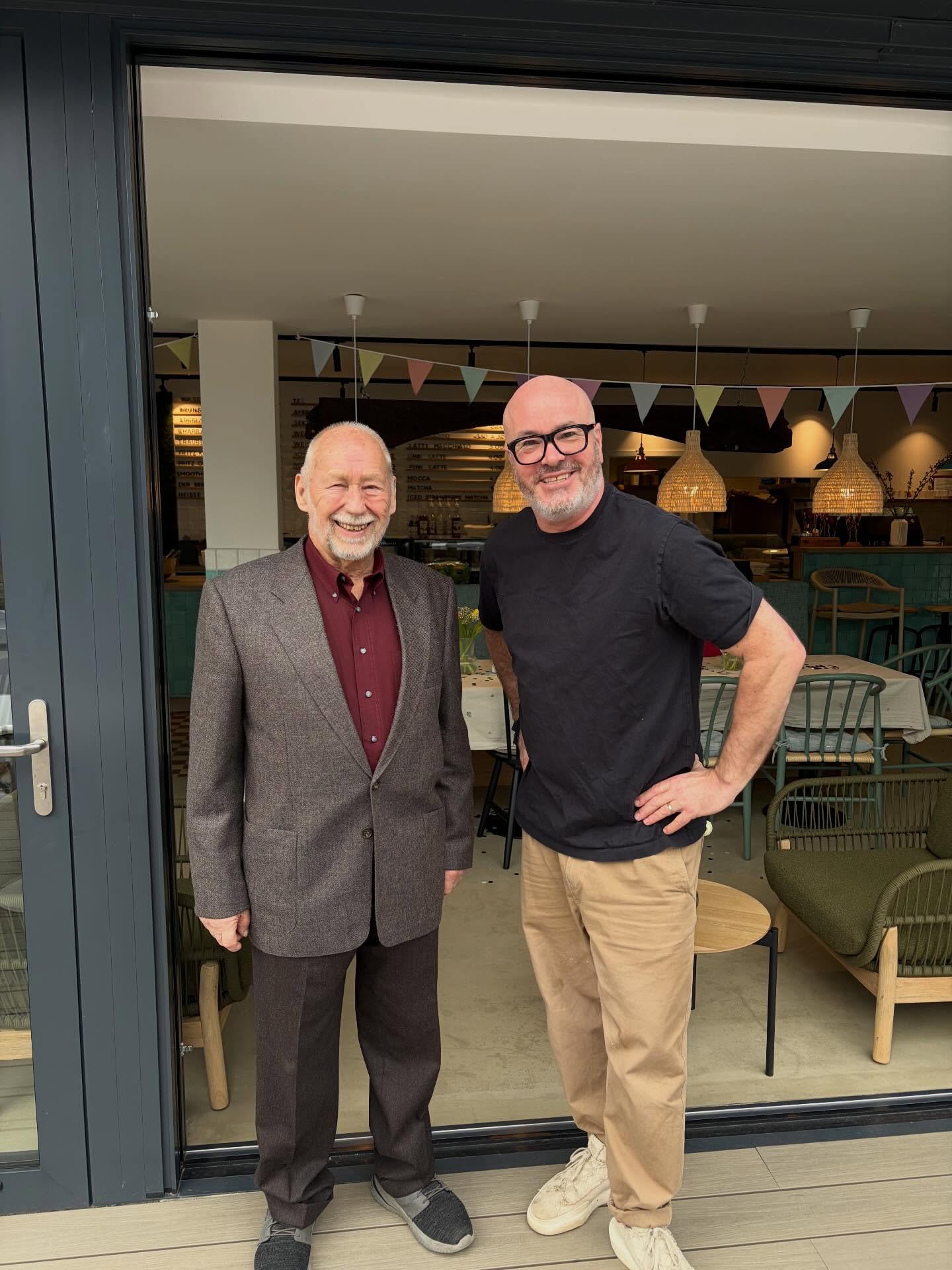 Der wunderbare Uwe hat heute mit 22 Gästen seinen 80sten Geburtstag bei uns gefeiert. Es gab das volle Programm: Lecker Brunch, Schweinemedaillons wahlweise mit Pfeffer- oder Rahmsauce. Bratkartoffeln mit Speck, Kaisergemüse und dann noch dreierlei Blechkuchen von @baeckereimuchow
Die einzige Beschwerde: „eine Schande, dass ich nicht alles probieren konnte.“. Lieber Uwe, Du hast da ganz wunderbare Menschen um Dich herum. Es war uns eine große Freude, Euch alle bewirten zu dürfen #todendorf #dasguteliegtsonah #brunswig1871 #stormarn