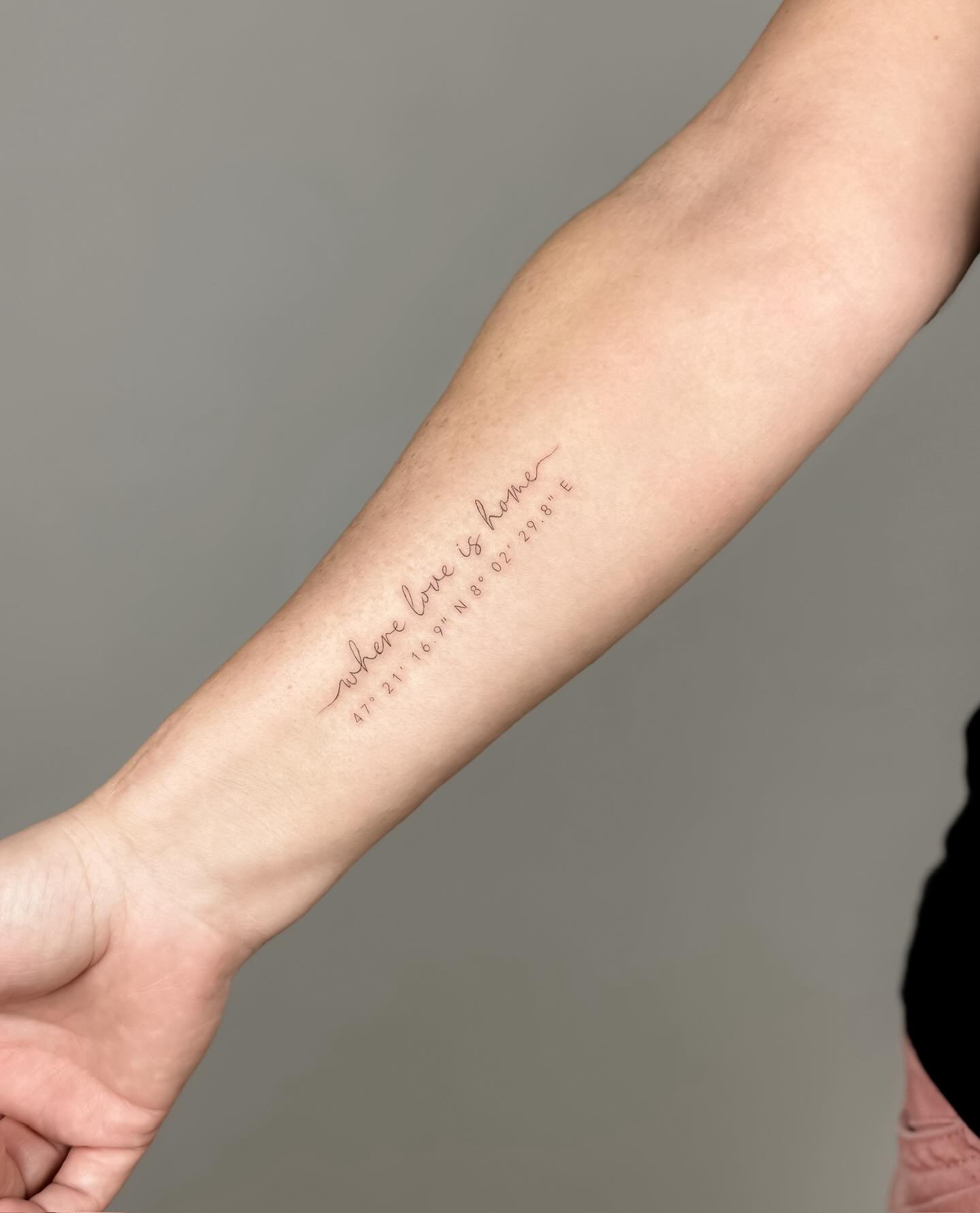 where love is home.
manchmal ist ein ort kein ort,
sondern ein gefühl.
fein gestochen für etwas, das bleibt.
gestochen von @leonie_tatts ✨
#TattooGardenAarau #FinelineTattoo #LeonieTatts #MinimalTattoo