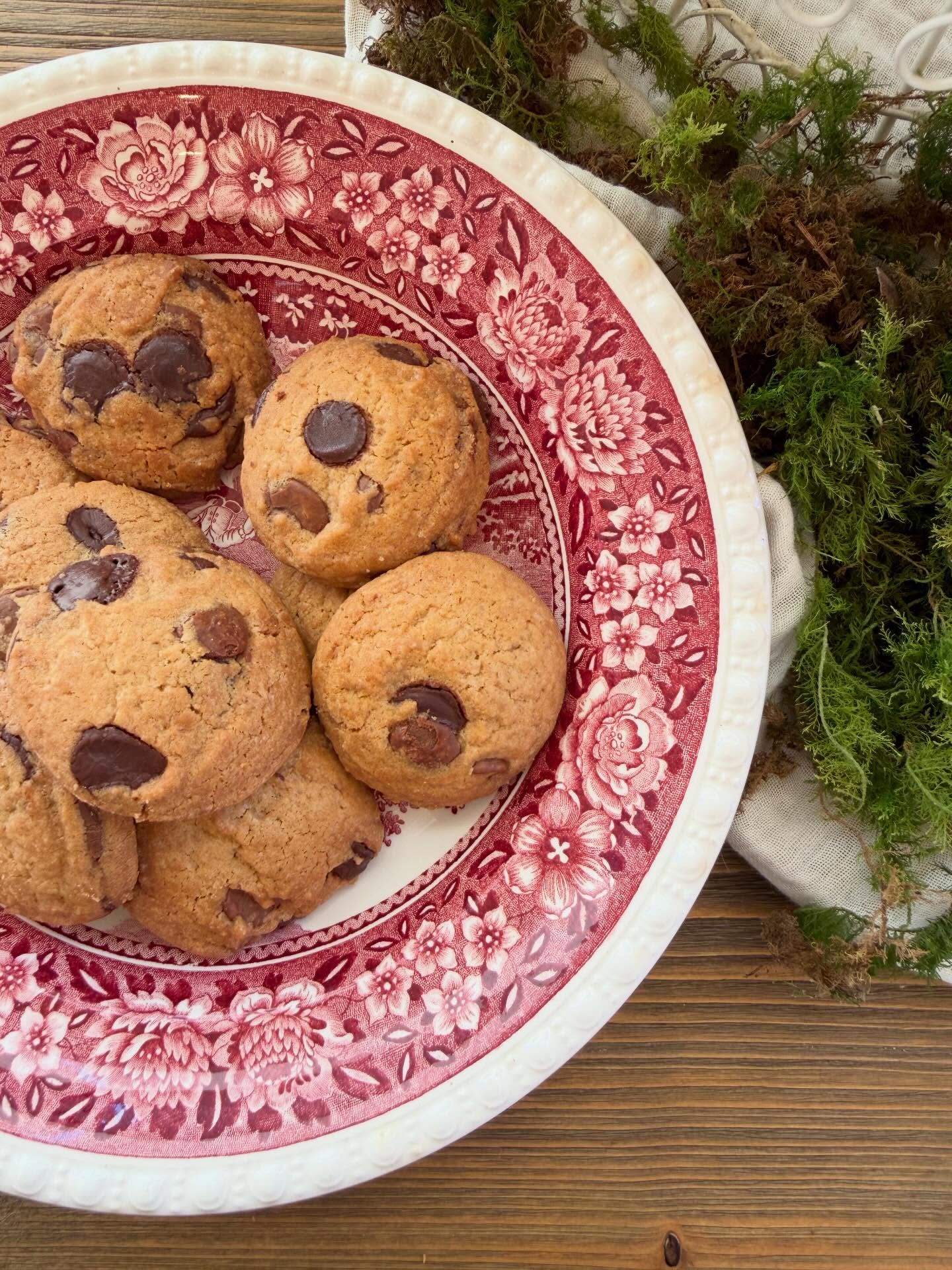 Mesas dulces de boda con identidad propia… Flores elegidas una a una con cuidado, vajilla única que hemos ido recopilando a lo largo de los años y muchos dulces artesanos.
Nuestra pastelería honesta, con ingredientes naturales y una estética sencilla pero muy cuidada.
Si buscas una opción artesana, cuidada y diferente no dudes en ponerte en contacto con nosotros para conocer todas las opciones disponibles para bodas ✨
Muchas gracias por hacernos sentir como en casa @josmaga_ 🤍