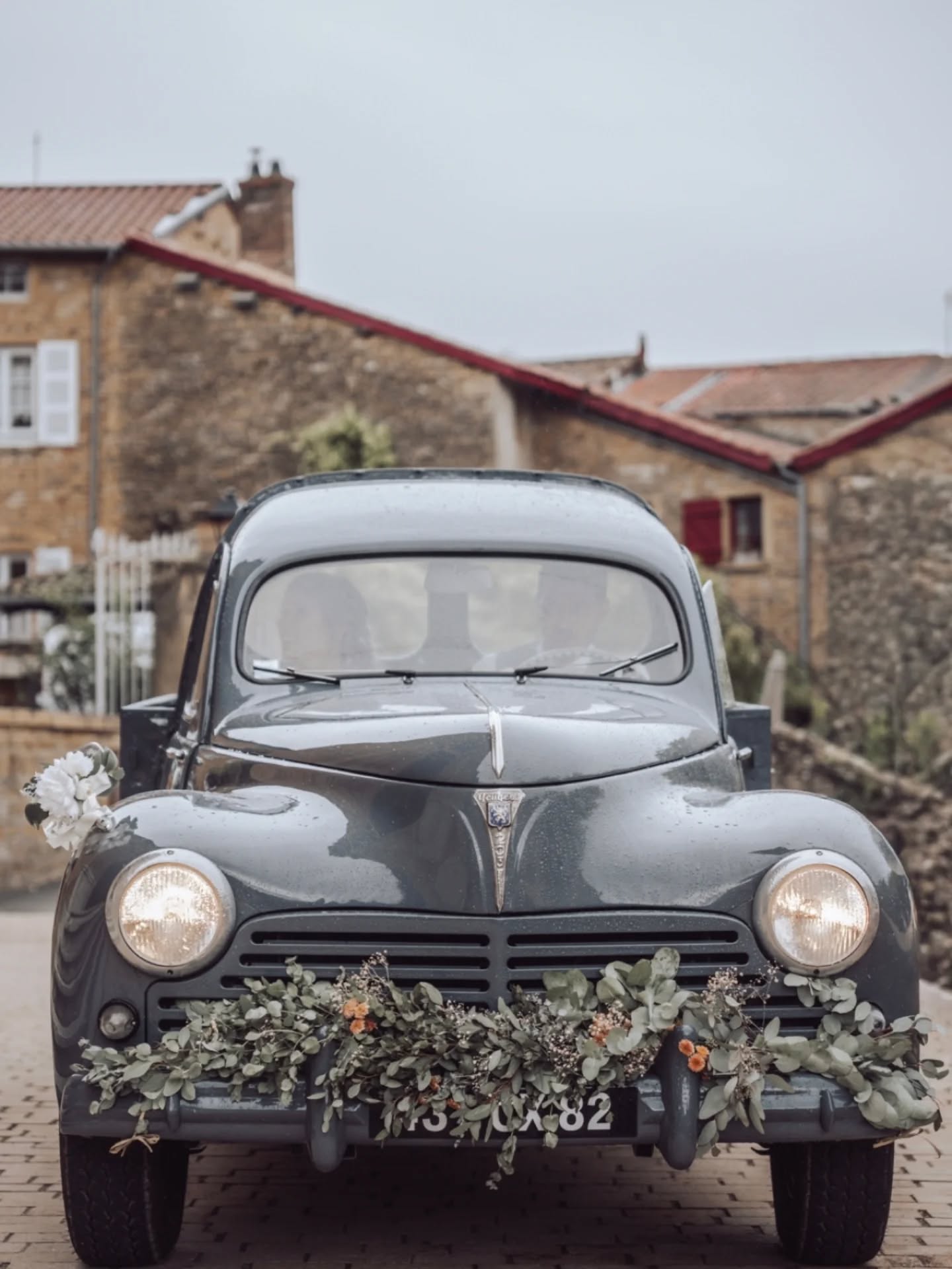 Et si votre voiture de mariage devenait bien plus qu’un simple moyen de transport ? 🚗💐
Aujourd’hui, elle s’invite dans vos photos pour créer une ambiance unique et pleine de charme.
Avec une décoration florale pensée pour vous, elle devient un véritable décor :
romantique, naturel, élégant… à votre image 🤍
Un détail qui fait toute la différence ✨
📩 Je vous accompagne pour imaginer une scénographie florale complète, jusque dans les moindres détails.
Photographe @lmohphotography
Lieu @labastidedeshirondelles
DJ @richarddurdillydj
#mariage2026 #mariageboheme #decorationmariage #fleuristemariage #weddingdesign