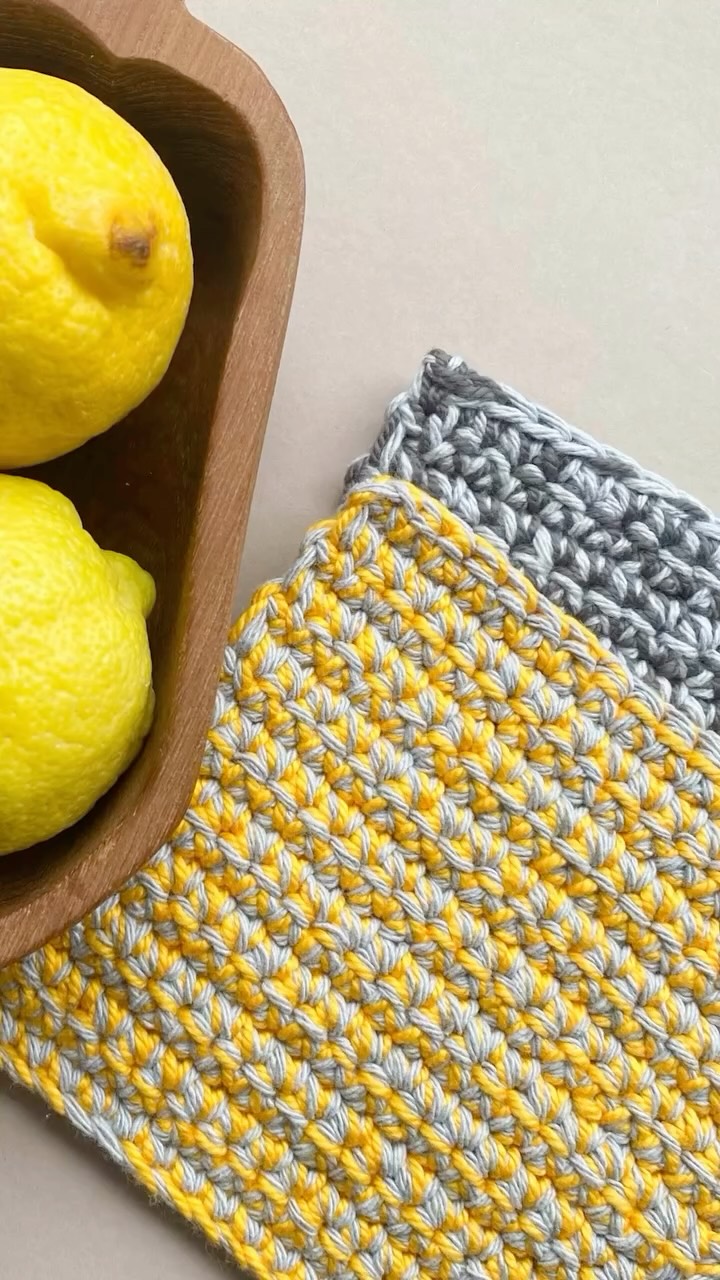 Ein handgehäkelter Untersetzer ist kein Zufall. Jede Masche hält Geschichte, Aufmerksamkeit und Absicht fest. Er erinnert uns daran, dass selbst kleine Dinge Wirkung haben – auf unseren Alltag, unseren Tisch und unsere Welt.
#slowliving #nachhaltig #swissmade #meramanufaktur #nachhaltigwohnen