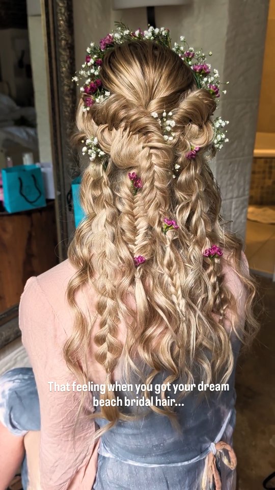 The wiggle says it all!🧜♀️🥰
Nothing but happy vibes and mermaid brides here 🌊
All her own natural hair, beachy texture and a lot of surfy braid for my beautiful, ocean loving Sarah @polhawnfort 🌊🧜♀️
DM me if you'd love this hairstyle on your wedding day, Becca x 🌊
P.s all my products are vegan friendly 🌿
#polhawnfort #cornwallweddinghair #cornwallbeachwedding #cornwallbridalhair #hairstylistcornwall