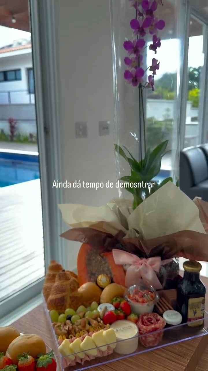 Devia ter tirado mais fotos… e talvez também demonstrado mais. Ainda dá tempo de demonstrar o seu amor. ❤️
Le Bloom, amor em momentos especiais. 🌹
Encomende hoje a sua cesta de café da manhã, e surpreenda quem você ama.