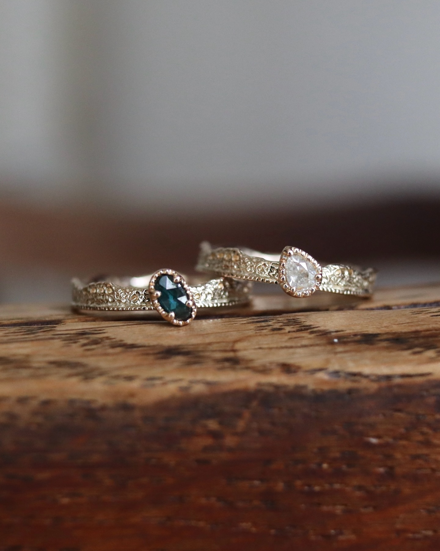 .
K10YG panier|一点ものリング / ダイヤモンド
コーディネートを引き締める
ディープブルーのダイヤモンド(トリート)と、
ひとひらの花弁のような可憐な印象の
ホワイトダイヤモンド。
ころんと丸みのある石枠に仕立て、
ミル打ちと繊細なテクスチャーを施しました。
4/22〜のスパイラルイベントにて、
お披露目いたします。
.
▶︎ スパイラル エントランス @spiral_jp
2026.4.22(水)– 4.30(木)
sous ― 愛着と手仕事
sous 出展ブランド
Curva y Ruri JEWELRY @curva_novia
TARUBITWU @tarubitwu_official
A Little Fable(前半) @alittlefable.official
PERRY(後半) @perry.ja
詳しくは、3/23の投稿をご覧ください。
――――――――――――――
▶︎Curva Salon / Atelier -Since2008
東急東横線・大井町線 自由が丘駅より徒歩7分
- 営業日はハイライト☑︎
//////////////////////////////////////////////////
Curva y Ruri JEWELRY〈クルバ イ ルリ ジュエリー〉は、
業界歴25年のデザイナーMaikoによる
アンティークレースの模様を表現した
ジュエリーコレクション。
その経年を纏う繊細な素材を金属に置き換え、
ジュエリーとしての魅力を発信。
一つの素材としてデザインの可能性を追求し、
ジュエリーの街.甲府の職人チームと制作する
ジュエリーコレクションです。
Curva y Ruri JEWELRYの一点物の代表的なつくりは、
デザインイメージに合わせて選んだ
実物のアンティークレースを製作毎に象り一つずつ、
石の形状に合わせて石枠を手づくりしています。
長い時を経て受継がれた素材の魅力を、
新たな魅力として甦らせたストーリー性のある作品は
繊細なレースの柄も、
その時々の成り行きで出来た模様も大切に、
意図して出来ないデザインも魅力的なジュエリーです。
熟練の職人による手仕事によるジュエリー。
お手元で是非、唯一無二の作品をお楽しみください。
@curva_novia
ブライダルジュエリーアカウント
@curvayruri_jewelry_bridal
//////////////////////////////////////////////////
2026.4.8.we
#クルバ #curvayruri_jewelry #自由が丘ジュエリーショップ #職人の手仕事 #スパイラル