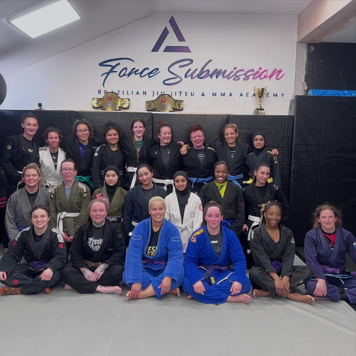 It’s so great to see so many women on the mats — it’s a sign of a really great, supportive and inclusive gym environment 💪
Our female-only Brazilian Jiu Jitsu open mat was something special. A room full of strong, skilled, and motivated women all pushing each other to grow, learn, and have fun. This is what the sport is all about.
We even had women travel from far and wide to come join us, which makes it even more meaningful. That kind of support and community is something you can’t take for granted.
The reality is, most gyms don’t have this kind of atmosphere. It takes the right culture, the right people, and a genuine commitment to making everyone feel welcome and empowered.
We’re proud to be building that here every day along with the @210ladies
Thank you to everyone who came down, rolled, and contributed to such an amazing session. More to come 👊
@210jiujitsu
#bjjgirls #brazilianjiujitsu #jiujitsu #womenofbjj #bjj