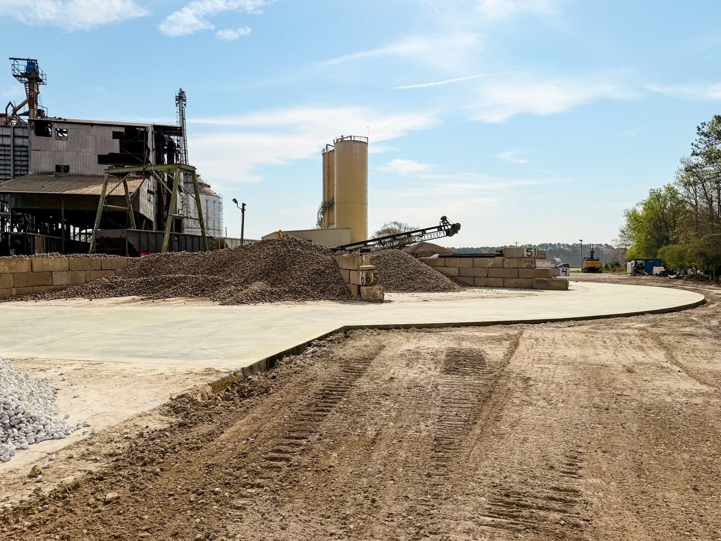 News from Selma, NC 🚂
The new concrete is officially set, and our bins can now hold 60% more storage capacity which totals around 5,000 tons!
This upgrade means faster order turnarounds, improved inventory storage, and a smoother experience for all of our customers.