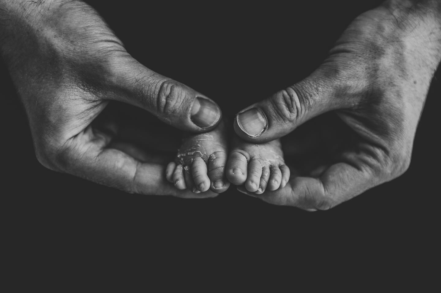 Tout commence par quelque chose de minuscule.
Les premiers jours passent toujours trop vite.
Capturer ces détails, si petits aujourd’hui,
c’est créer des souvenirs qui prendront encore plus de valeur avec le temps ❤️
#photographenouveaune #photographebebe #photographefamille #nouveaune #photographerouen