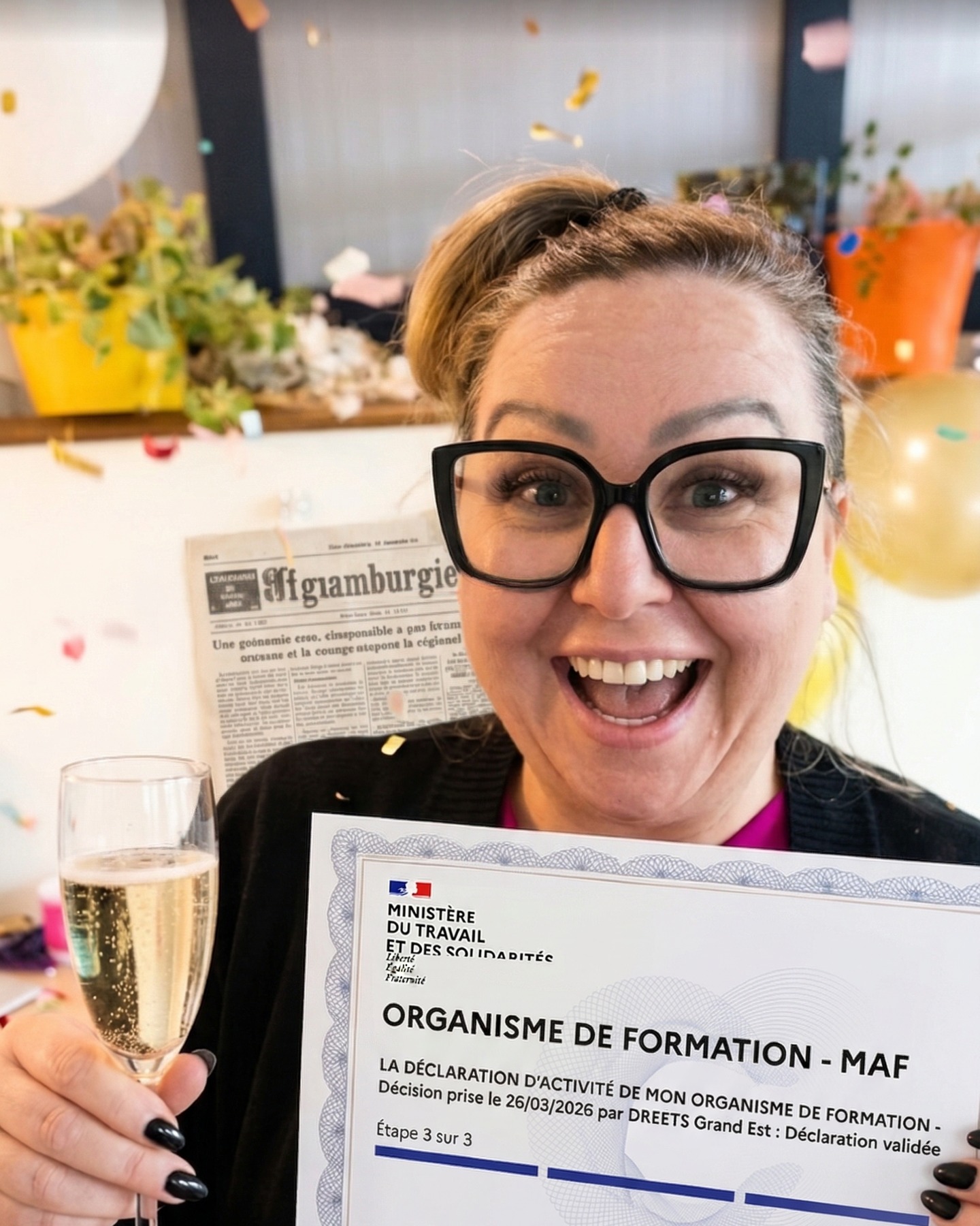 Ce lundi, on pirate le système. 🏴☠️
Je viens de recevoir la notification de la DREETS : mon Numéro de Déclaration d'Activité (NDA) est validé !
Je suis officiellement un Organisme de Formation reconnu par l'État. 🎉
Le paradoxe ?
J'ai quitté la fonction publique il y a des années car j'étais la "bête noire" de la salle des profs à force de refuser de rentrer dans les cases.
Alors pourquoi retourner me battre avec l'administration ? 🤯 (Et crois-moi, j'ai pleuré des larmes de sang sur cette paperasse !)
Pour TOI. 👇
Suite à cette validation, je demande l'exonération de TVA sur mon mentorat. Ce que ça change ?
Tu vas économiser directement 20 % !
💸 Ton investissement ira à 100% dans la croissance de ton entreprise, et non plus dans les caisses de l'État.
Être une Patronne souveraine, ce n'est pas fuir le système. C'est s'en servir pour bâtir sa citadelle.
Bientôt l'étape Qualiopi pour que tu puisses utiliser tes fonds de formation !
En attendant... si ton administratif tient la route mais que ta communication est un joyeux chaos : j'ai sorti mon nouvel outil.
🧭 LA BOUSSOLE : Ton QG stratégique sur Notion pour structurer ton message en 4 étapes (Fondations, Moteur, Murs Porteurs, Posture)
On passe de la pression de "poster" à la joie de "se déposer" !
🎁 Commente le mot BOUSSOLE sous ce post et je t'envoie le lien en MP avec son tarif de Printemps (49 € au lieu de 79 €).
Ose être toi, bordel. Bon lundi ! 🪓