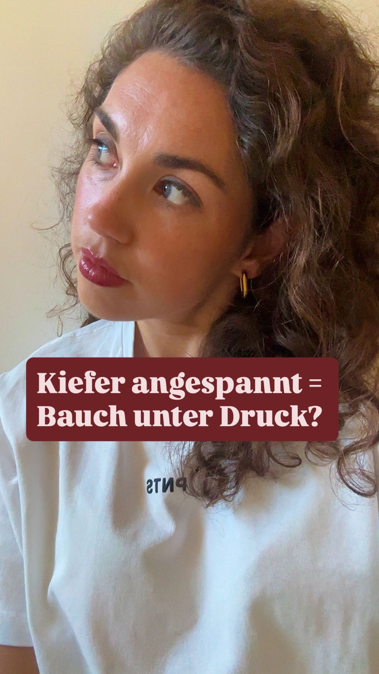 Die meisten schauen bei Rektusdiastase auf den Bauch.
Aber kaum jemand schaut hierhin:
dein Kiefer
Was viele nicht wissen:
Dein Kiefer ist eng mit deinem Nervensystem verbunden.
Wenn du unter Stress stehst, reagiert dein Körper oft mit unbewusster Spannung. Ein Bereich, in dem sich das besonders zeigt:
Zähne zusammenpressen oder knirschen
Und genau hier wird es spannend. Denn Spannung im Kiefer bleibt selten lokal. Über das Nervensystem und muskuläre Verbindungen kann sie sich im gesamten Körper widerspiegeln:
• deine Atmung wird flacher
• dein Brustkorb bewegt sich stärker nach oben
• dein Bauchraum bekommt weniger „Raum“ zur Expansion
• dein Druck im Bauch verändert sich
Und genau dieser Druck wirkt sich auf deine Bauchwand und damit auch auf deine Linea Alba und den Beckenboden aus.
Gerade bei Rektusdiastase ist das entscheidend.
Denn es geht nicht nur darum, ob du „deinen Bauch anspannst“. Sondern wie dein gesamtes System mit Spannung und Druck umgeht.
Wenn dein Körper im Stressmodus ist, arbeitet er oft aus Schutz heraus:
Mehr Spannung.
Weniger Regulation.
Weniger feine Steuerung.
Und das kann sich langfristig auch auf deine Mitte auswirken.
Deshalb schauen wir nicht nur auf Muskeln. Sondern auf die Zusammenhänge im Körper.
Knirschst du mit den Zähnen oder presst sie zusammen?