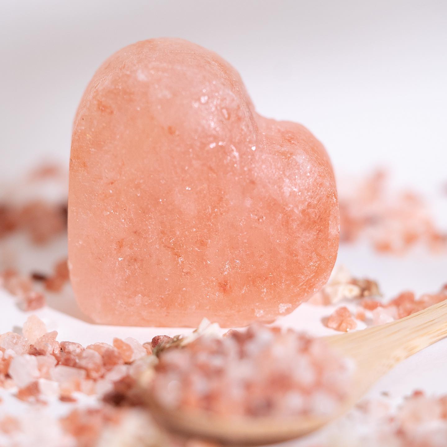 ‘Fu una sera di gennaio
Che mio padre mi portò
Su una barca senza vela
Che sapeva dove andare
A gettare la mia rete dietro al faro
Poi mi disse: “Figlio mio
Questa rete è la tua vita, manda a fondo tutti i sogni,
Come un giorno ho fatto io”
Ogni sera torno a casa con il sale sulla pelle
Ma negli occhi e nel mio cuore ho le stelle
Che potrebbero guidare
La mia nave in mare aperto
Mentre invece qui nel porto
Io comincio ad invecchiare.’
(Cit.)
.
.
.
#sale #scrubalsale #artigianatoitaliani #cosmesinaturale #cosmesiinregola #salerosa #scrubsolido #cosmesisolida #fvg #sapone #skincare #soaplovers #saponedisale #scrubsalerosa #heart #sanvalentino #mare