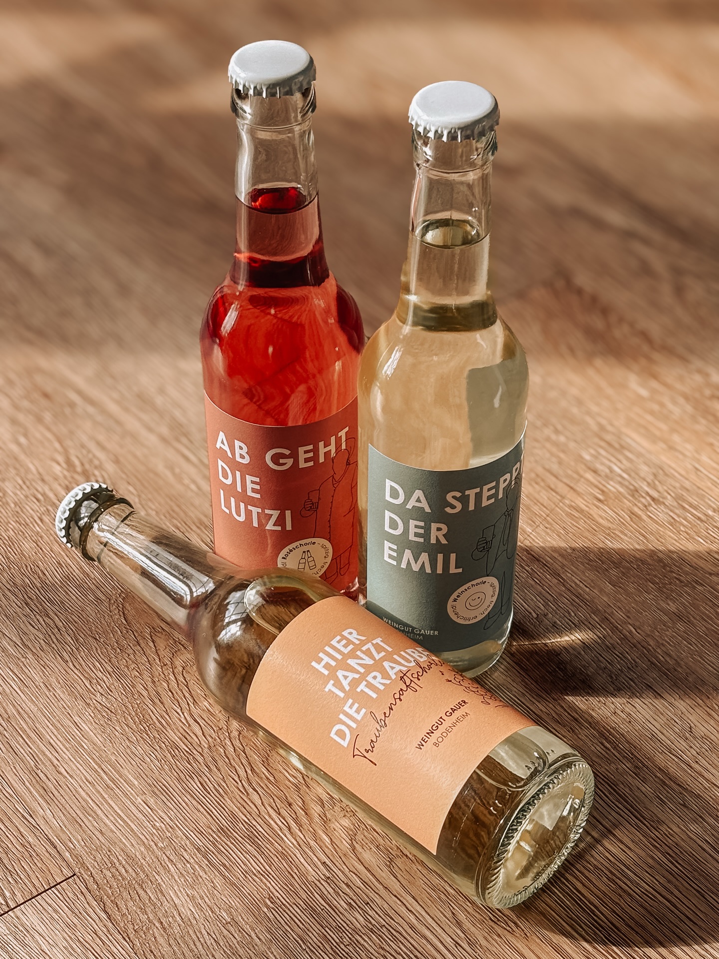 🫧 S C H O R L E - T R I O
Die idealen Begleiter für einen Spaziergang durch die Weinberge: unsere Roséschorle, Weißweinschorle und Traubensaftschorle. 🍇💧
Rheinhessische Lebensart in der Flasche - fertig gemixt, frisch, fruchtig und spritzig. ✨
🛒 Erhältlich vor Ort, im Onlineshop und 24/7 gekühlt an unserem Vinomat direkt vor unserem Weingut.
_______________
#weinschorle #weingutgauer #bodenheim #rheinhessen #schorle