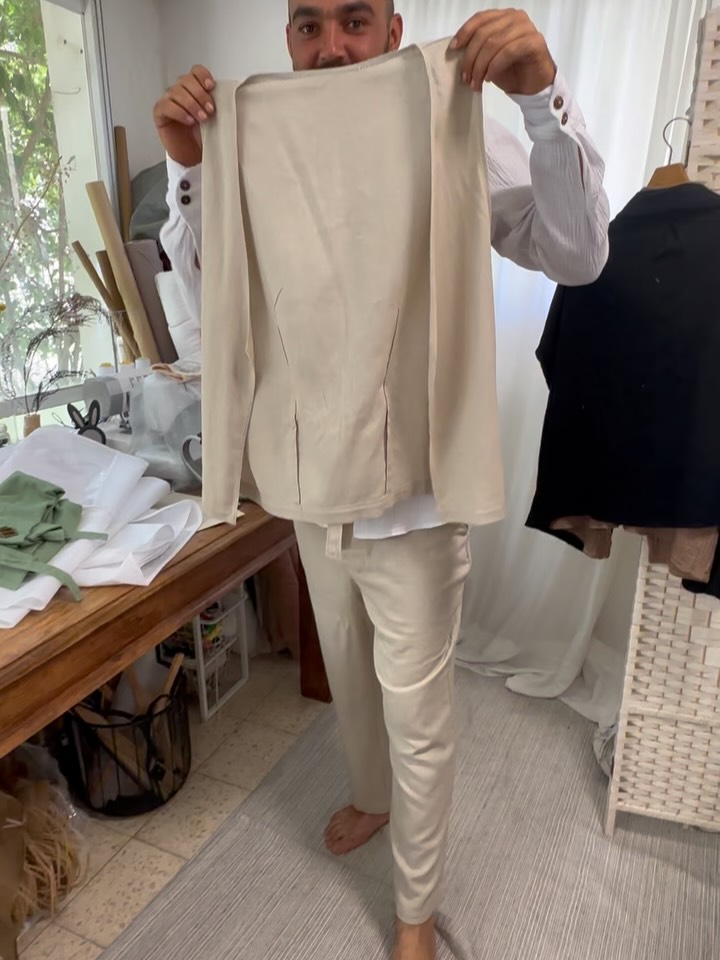 מהסוף להתחלה סט לחתן עם הכי הרבה סטייל שיצא לי להכין ✂️יונתן החיייייים שלנו הגיע לסטודיו בעקבות זוגתו המדהימה יהב שעיצבנו לה שמלת כלה 👰🏻♂️ בסוף הוא יצא עם יותר בגדים ממנה 😅 עיצבנו לו חולצה מכופתרת מבד טטרה עם צווארון סיני הכי שיק בעולם, מכנסיים מחויטים מפשתן וווווווו-2 ווסטים הכי מגניבים שיצא לי לעשות הודות לרעיון שלו שלא היה לי אומץ להוציא לביצוע אם לא היה דוחף אותי לזה. ויצאו ווסטים וואוו וואוו וואווו שימשיכו לקולקציית החתנים העתידית והחדשה שלנו. מה שמיוחד בהם זה הקשירה מאחורה שנותן 2 לוקים בווסט אחד בעצם ושניהם מגניבים ומתאימים לכל מיני סגנונות לבוש גם אחרי המסיבה. איזה כיף שמגיעים אלי חתנים וכלות שהם ממש הופכים להיות חברים וחלק מהתהליך מחמם את הלב וכיף לנו לעבוד וליצור יחד. מחכה לפגוש את החתנים של העונה הקרובה. מוזמנים לשלוח לי הודעה ולתאם פגישת מדידה וייעוץ חינם בסטודיו בחיפה 🙏 #חליפתחתן #חתן #חליפותחתן #שבתחתן #חתןוכלה