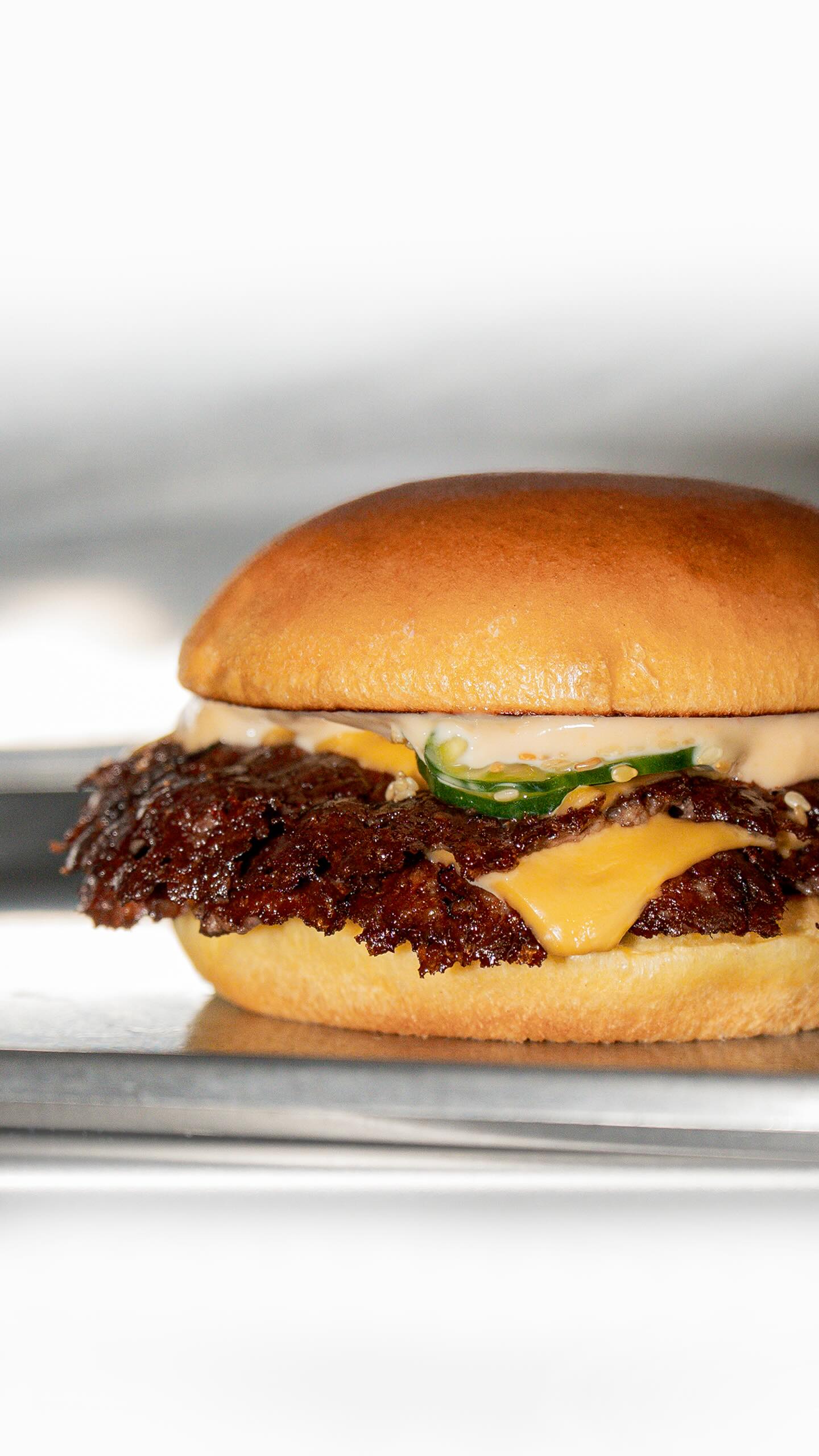 The Miso Smash burger 🍔
Double beef patty with American cheese, topped with cucumber tsukemono and miso sriracha mayo.
📍 Available in Paris, across France, London & Dubai.
⚠️ Only available from April 9 to May 9.
#smashburgers #miso #burger #foodies #foodporn