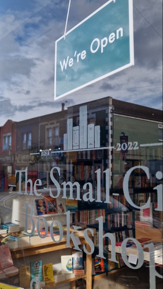 It's Saturday and our last day open across the weekend. It's time to start stockpiling books.
#bristolbookshop #booksfortheweekend #bristolbookstammers #bookstagramuk #shoplocal