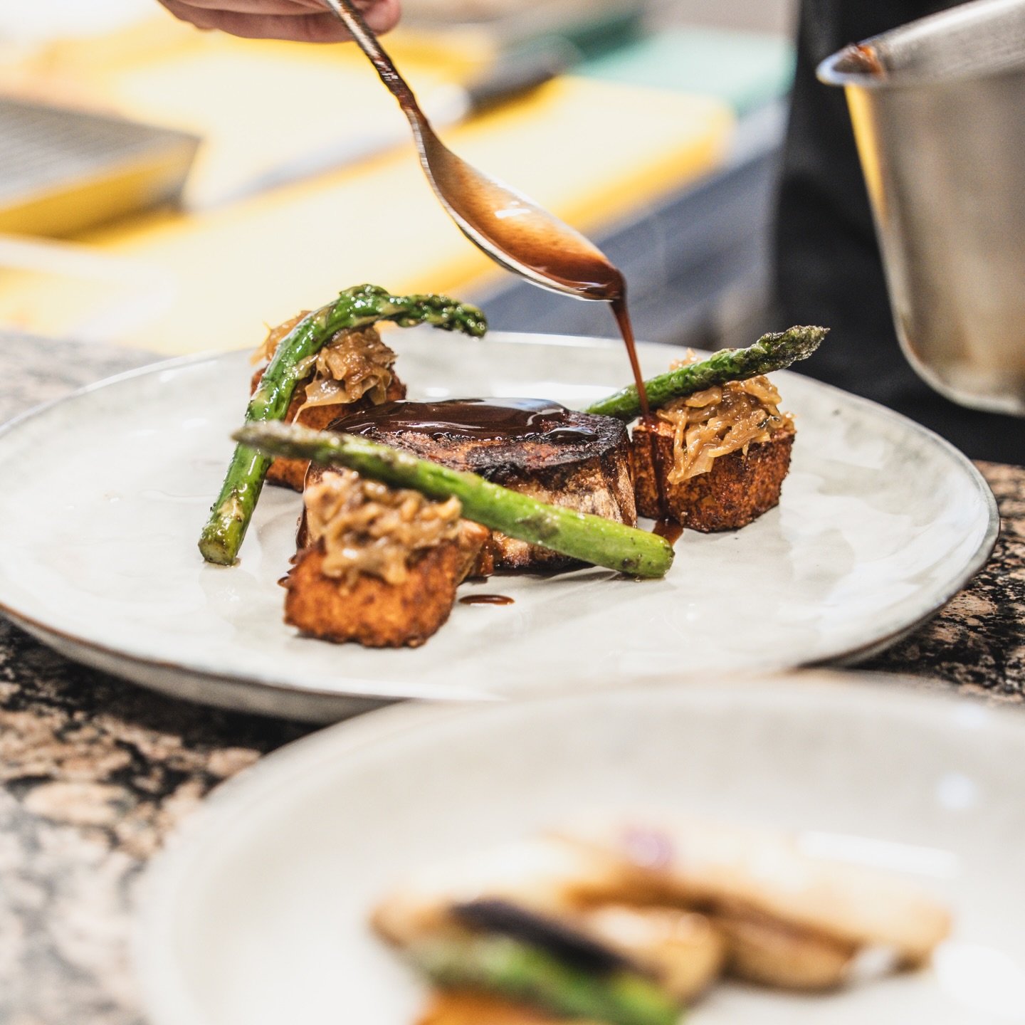 Une recette de saison ! ☀️
Les asperges arrivent, la sauge s’épanouit, et en cuisine on construit le plat autour de ça.
Poitrine de porc roulée au pesto de sauge, polenta croustillante, asperges de pays, oignons confits, jus corsé et émulsion à la sauge.
Un plat qu’on prend le temps de faire, et ça se sent.
Ici, on travaille surtout ce que l’on reçoit, ce que la nature nous offre, et ce qui inspire l’équipe en cuisine 🧑🍳
—
📍 Café du Progrès • Ménerbes
🔗 Réservation conseillée via le lien en bio
☀️ Mardi → samedi : 8h – 20h