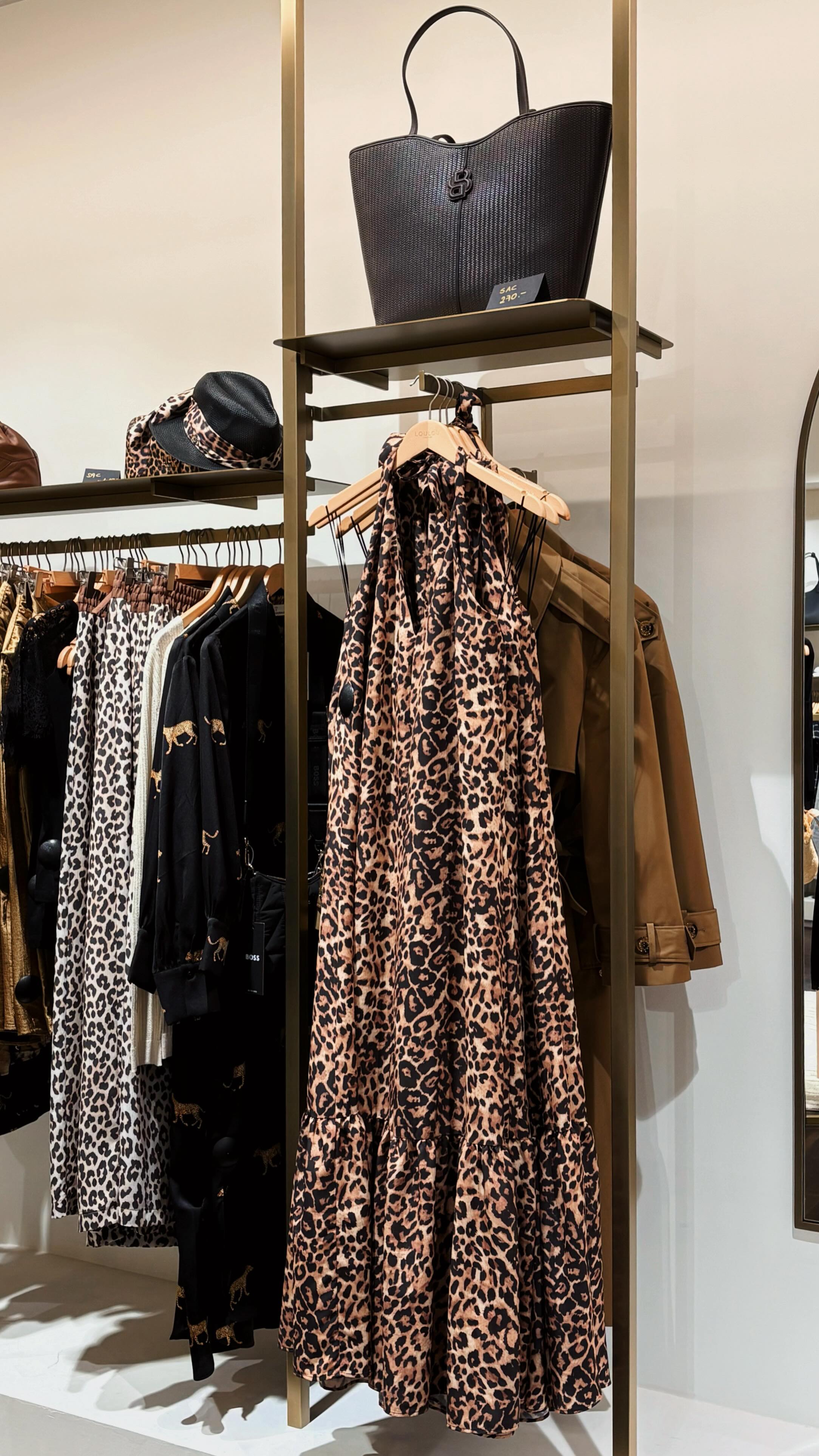 Vous l’avez aperçue en story, vous l’avez validée sans hésiter… alors la voilà, en version look complet 🤎
Bon vendredi avec cette pépite à adopter d’urgence ✨🐆
Disponible dès maintenant chez LOULOU.
Vous venez l’essayer ? 👀
#loulouluxembourg #summerstyle #leopardprint #newin #luxembourg