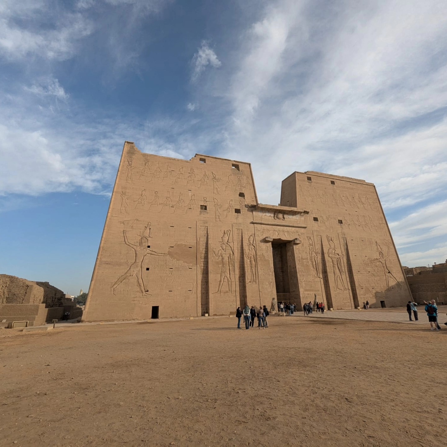 Ik stuur jullie wat zon en Egyptische goden toe ☀️🇪🇬