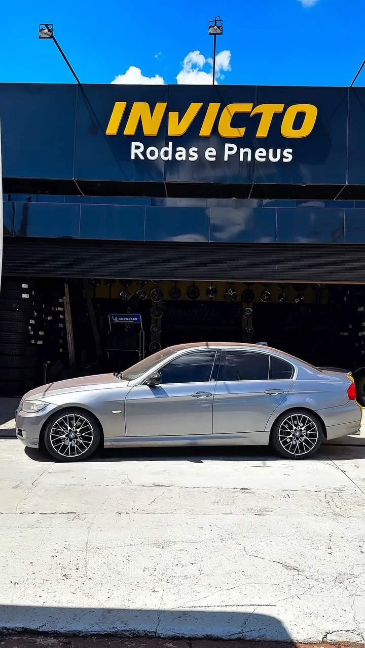 BMW 325i
🛞 Pneu Hankook Ventus S1 Evo3 K127B (Run Flat)
• Medida: 225/45 R18
• Índice: 95Y RSC
• Tecnologia: Run Flat
• Etiqueta: B/B (68 dB)
➡️ Alta performance, segurança e dirigibilidade mesmo em caso de perda de pressão.
🛞 Roda RAW BMW M2 Black Diamond
• Medida: 18x8,0
• Furação: 5x120
• Offset (ET): 35
• Cubo (CB): 66,6 mm
➡️ Visual esportivo inspirado na linha M, com acabamento premium.
🔧 Serviços Realizados
• Alinhamento
• Balanceamento
📍 Invicto Rodas e Pneu
📞 (16) 3771-2800
#InvictoRodasEPneu #BMW325i #BMW #Hankook #VentusS1Evo3 RunFlat RodasBMW EstiloAutomotivo