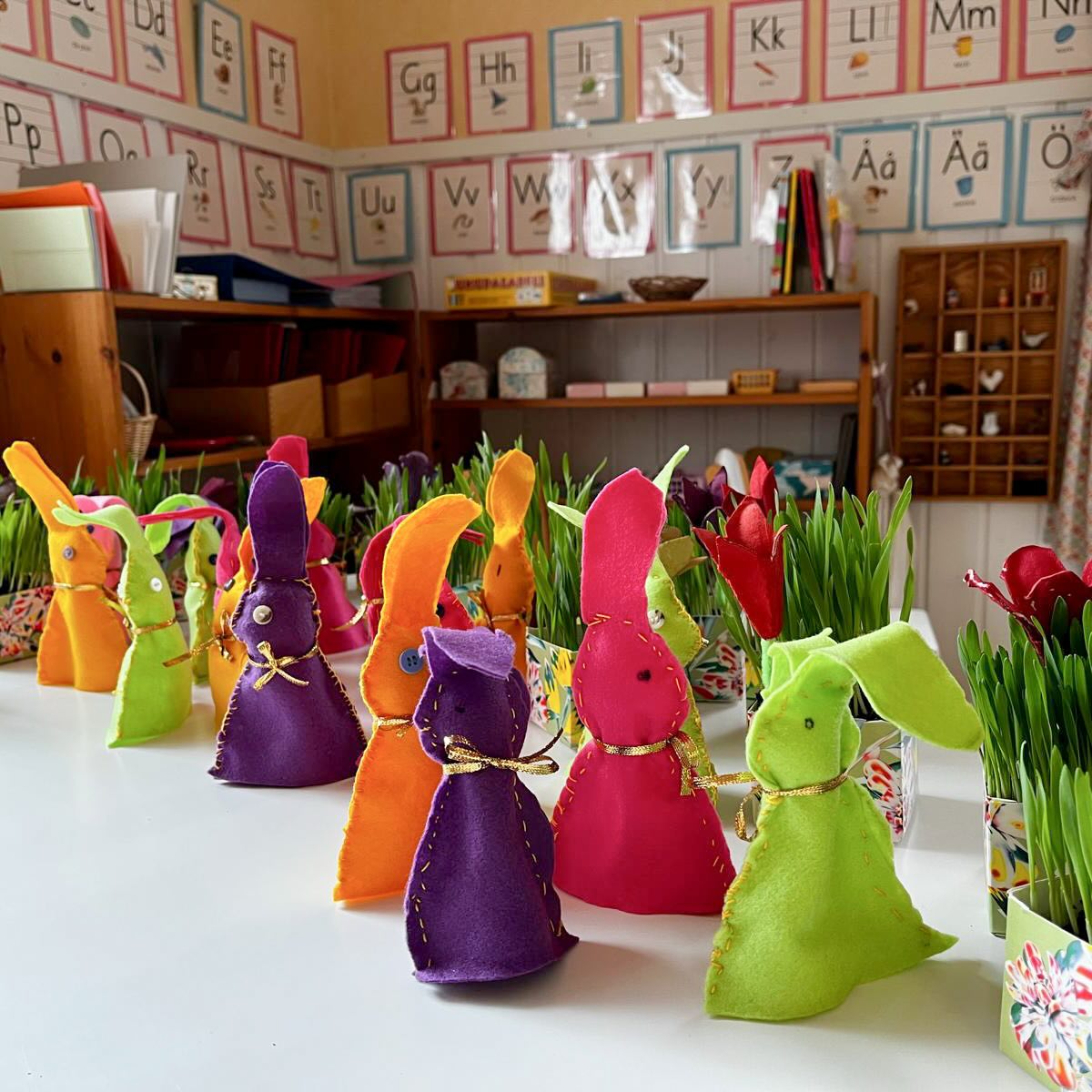 Keväinen keli ja lähestyvä pääsiäinen ovat innostaneet ihaniin puuhiin niin sisällä kuin ulkonakin 🌼
Ulkoleikeissä pääsiäisnoidat lentelivät luudilla ja ohjelmassa oli myös pääsiäisaiheinen esterata 🧹🐣
Sisällä lapset pääsivät istuttamaan pääsiäisruohoja ja ompelemaan kananmunille lämmittimet 💛
Tänään pienen pihaseikkailun ja arvoitusten ratkomisen päätteeksi löytyivät yllätyspussukat.🐰✨
Tästä on hyvä lähteä pääsiäisen viettoon —levätä, ladata akkuja ja nauttia keväästä sekä pääsiäisen tunnelmasta.
Mukavaa pääsiäistä kaikille!🐰🐣
#kevät #askartelu #päiväkoti #montessori #tuusula