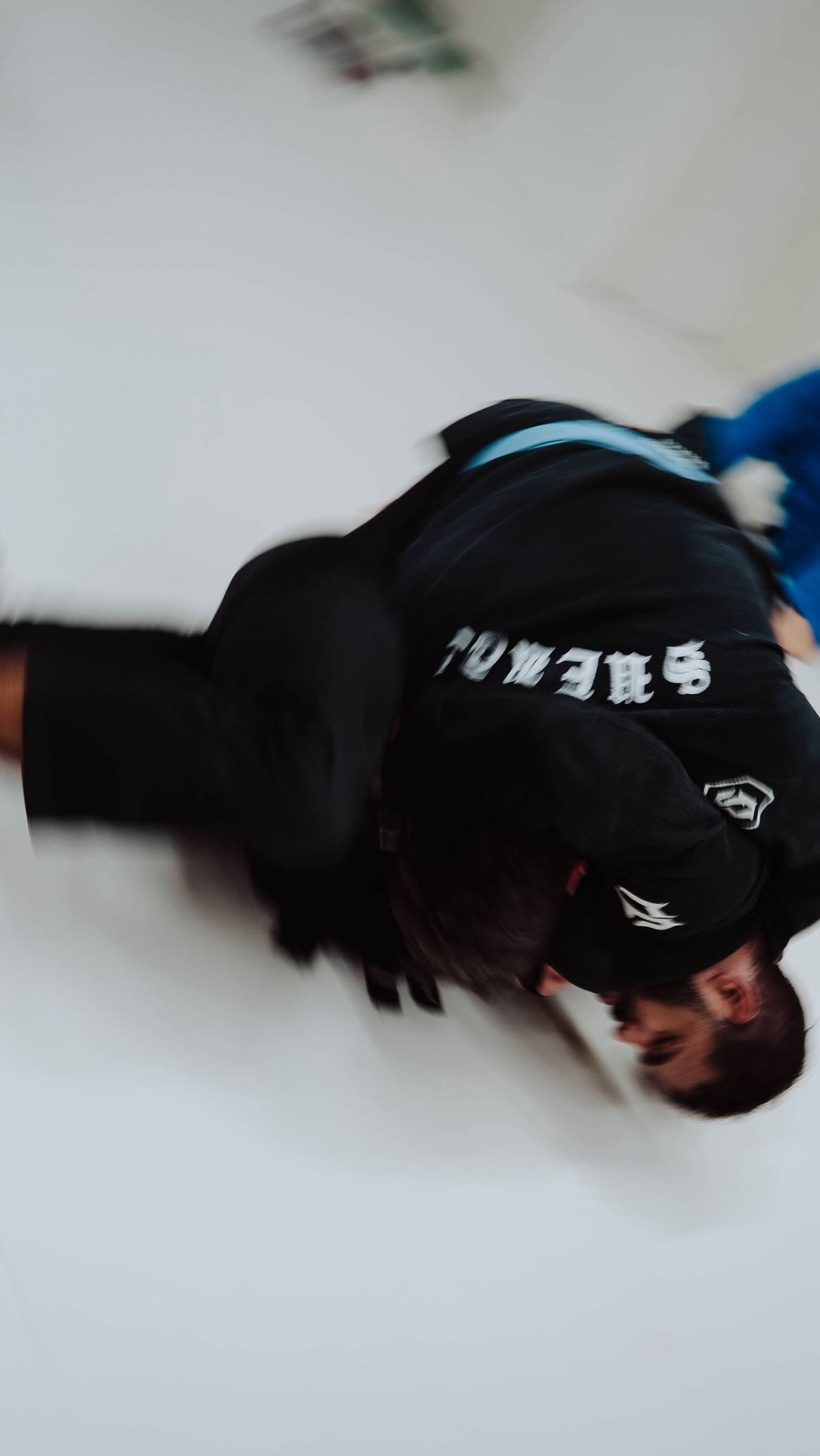 No tatame, cada movimento tem um porquê.
Sem ele, o treino vira repetição. Com ele, se torna
uma jornada de transformação.
O Jiu-Jitsu vai além das técnicas,
ele nos convida a mergulhar na constância,
na disciplina e na clareza de direção.
E você, qual livro transformou sua maneira
de ver o mundo? Compartilhe com a gente!