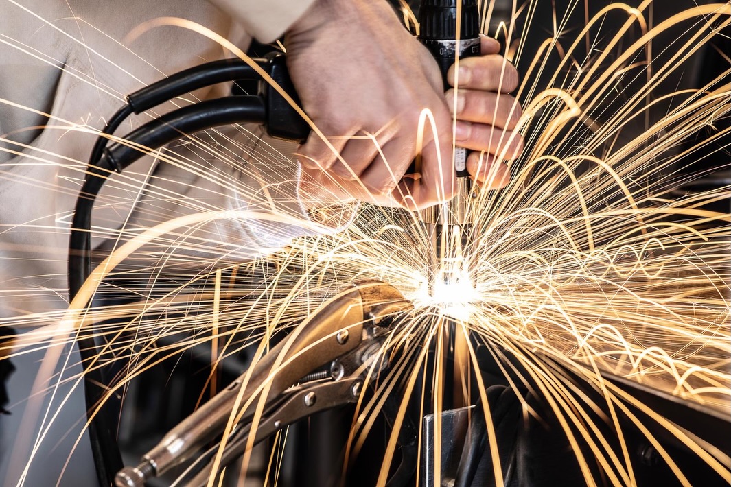 Freude an der Arbeit führt zu Funken – und zu einem überzeugenden Endprodukt ✨ #mjm#art#design#work#world